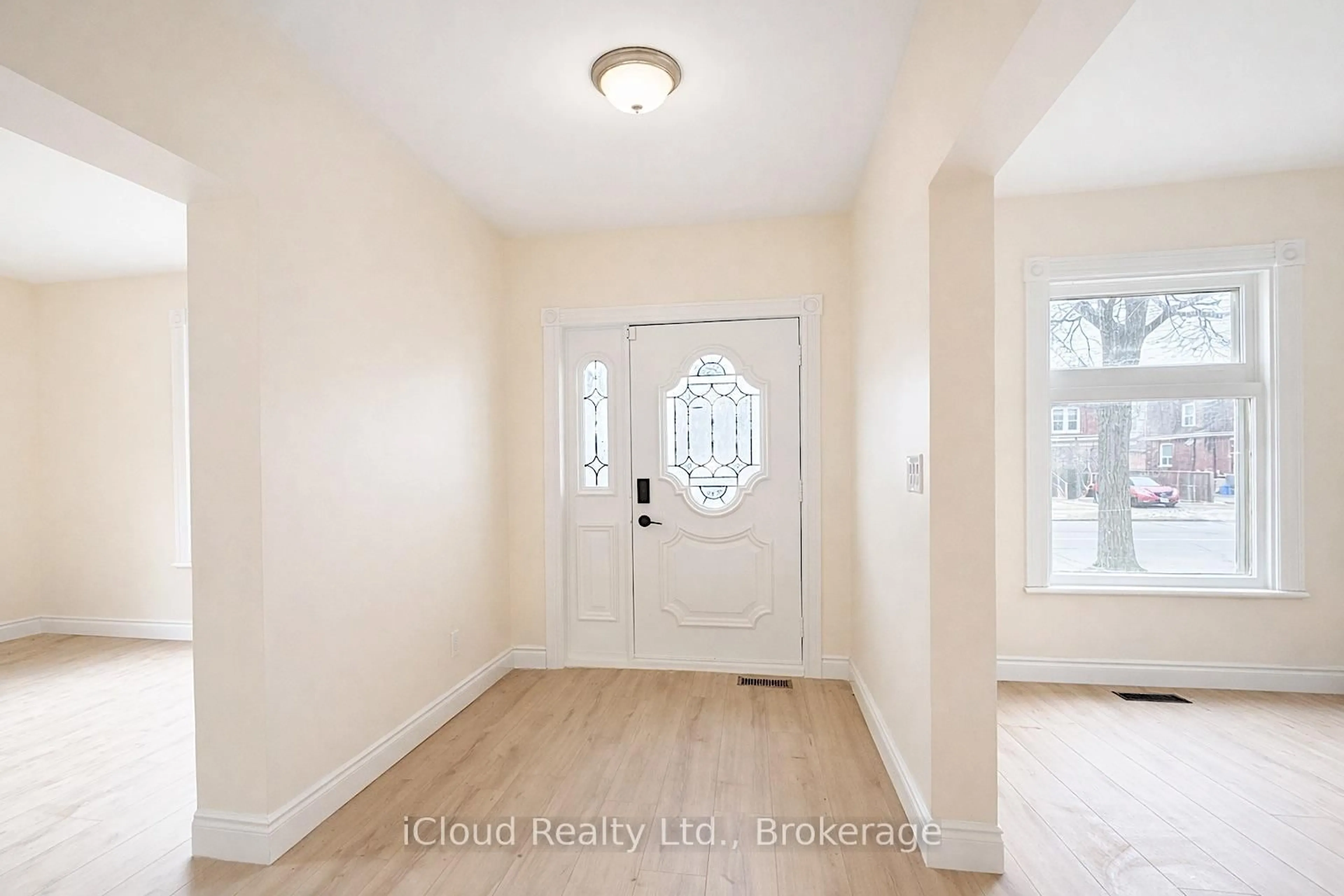 Indoor entryway for 405 Upper Wentworth St, Hamilton Ontario L9A 4T4