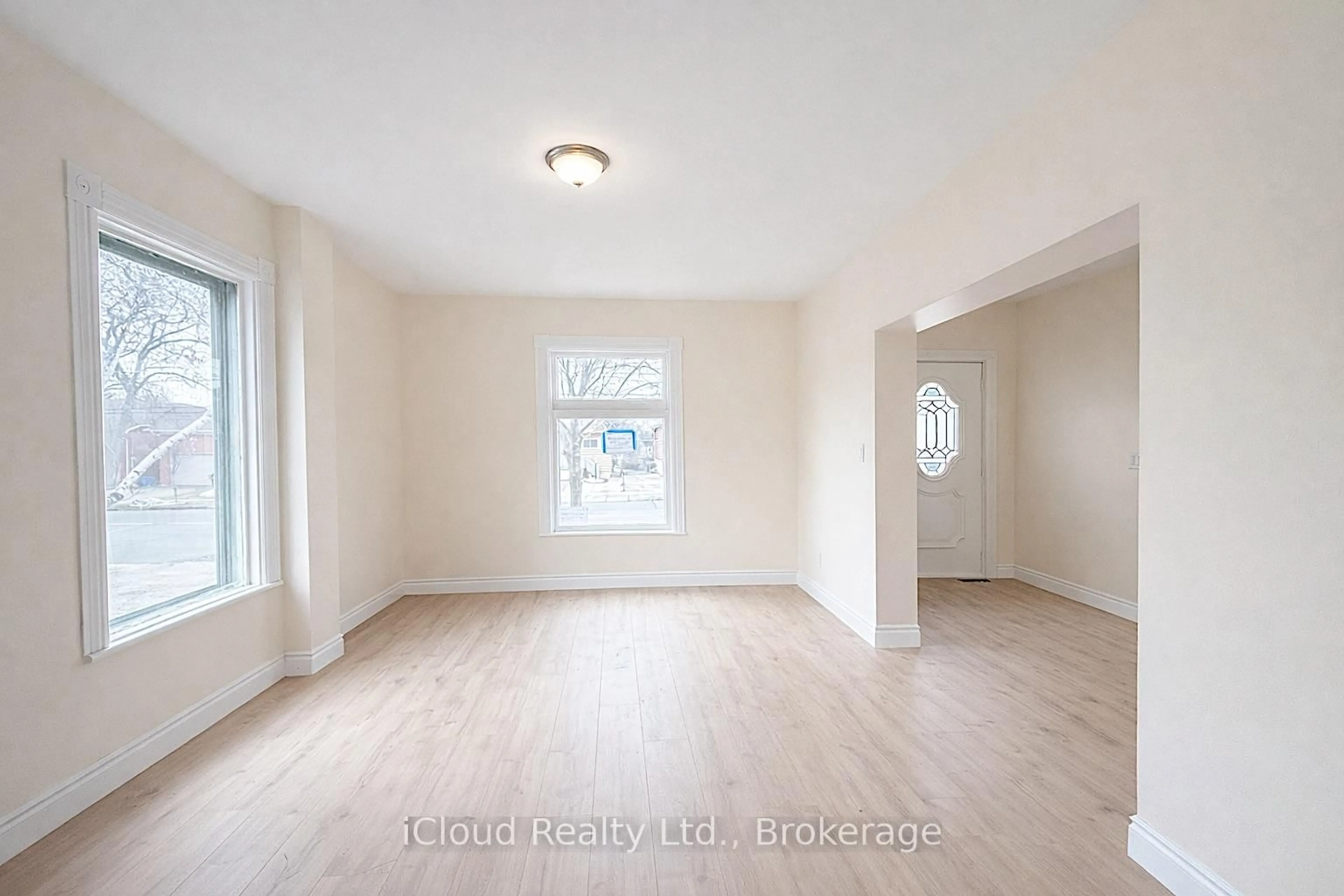 A pic of a room for 405 Upper Wentworth St, Hamilton Ontario L9A 4T4