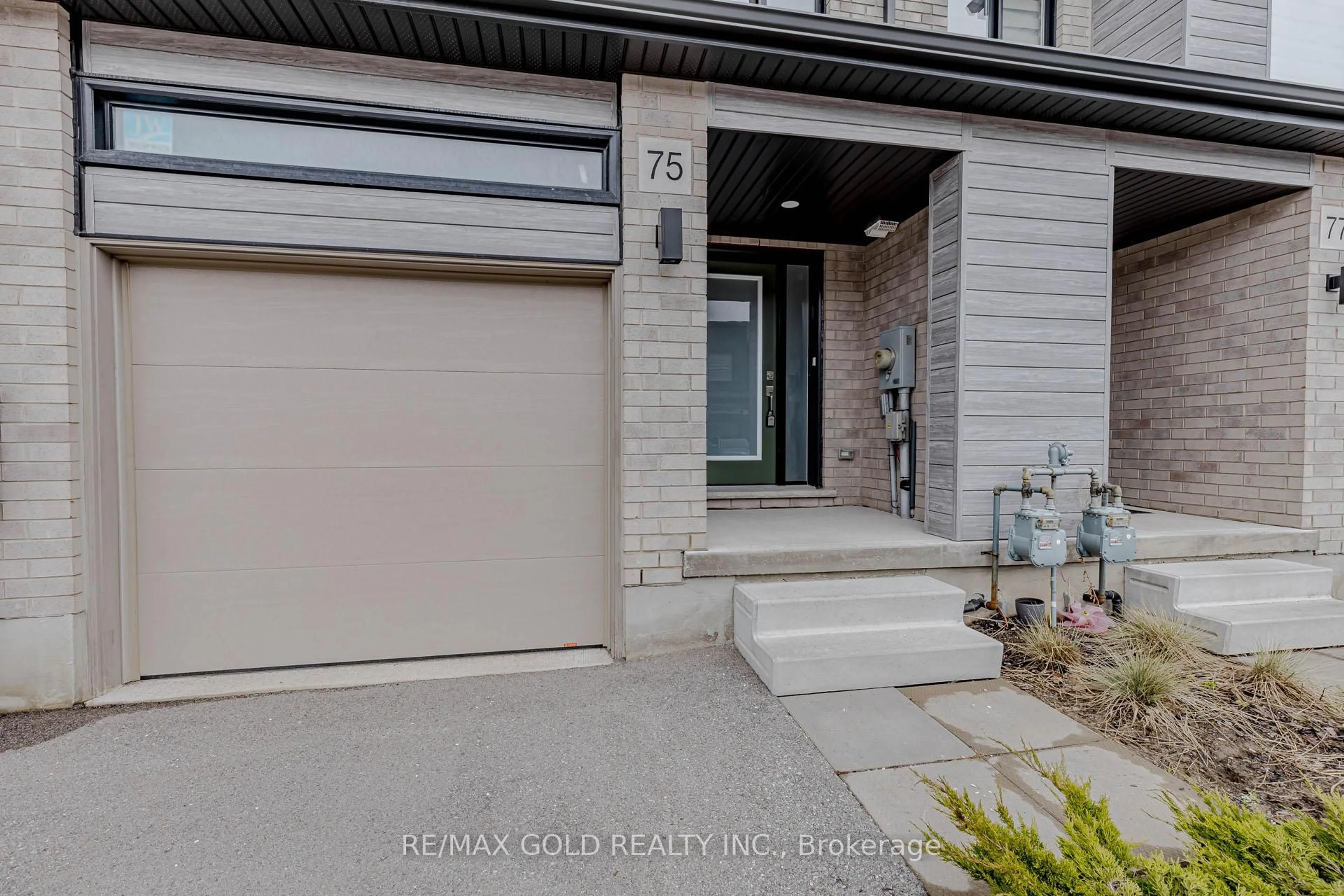 Indoor entryway for 75 Pony Way, Kitchener Ontario N2R 0R8