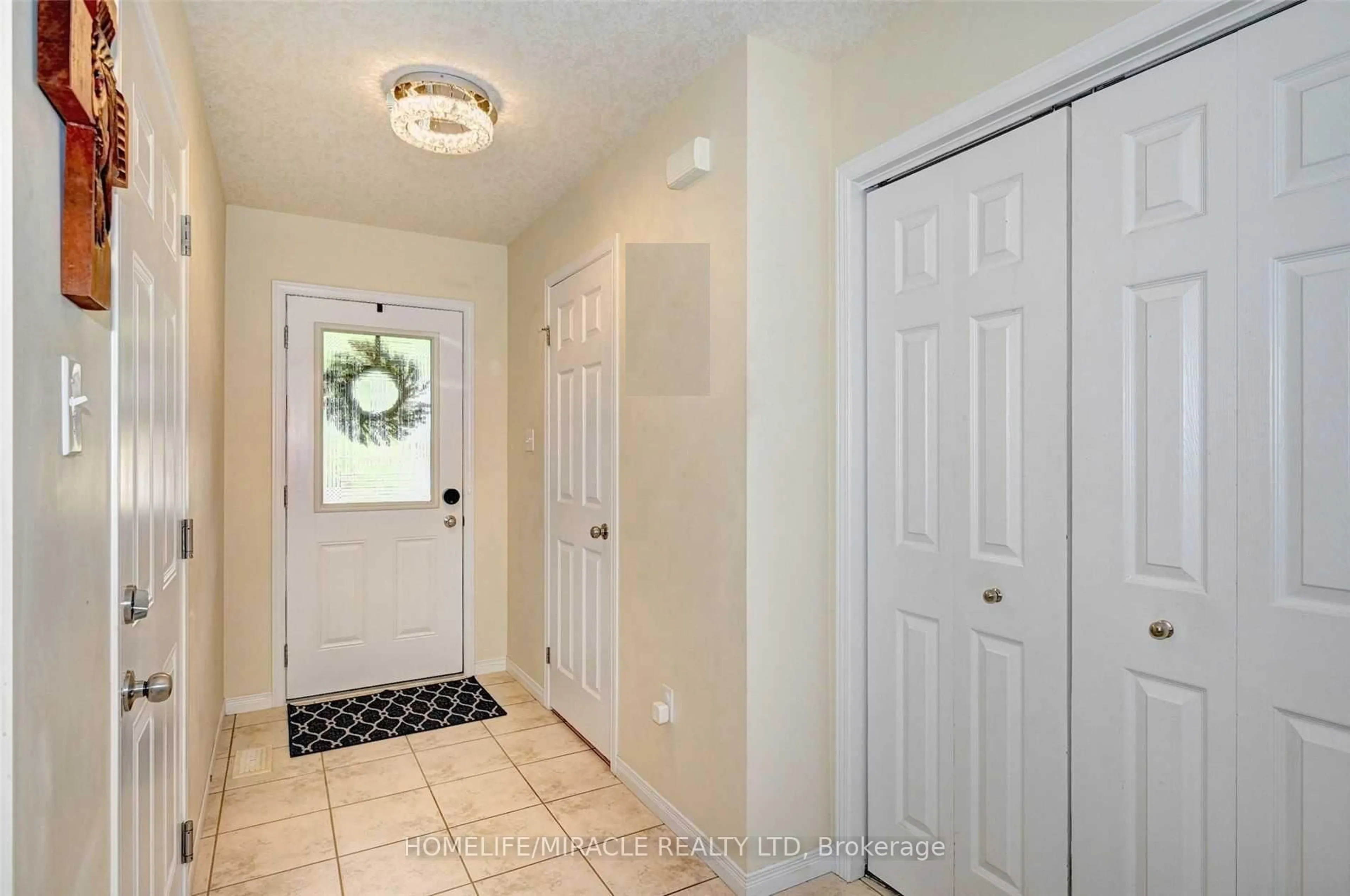Indoor entryway for 130 Upper Mercer St, Kitchener Ontario N2A 4N2