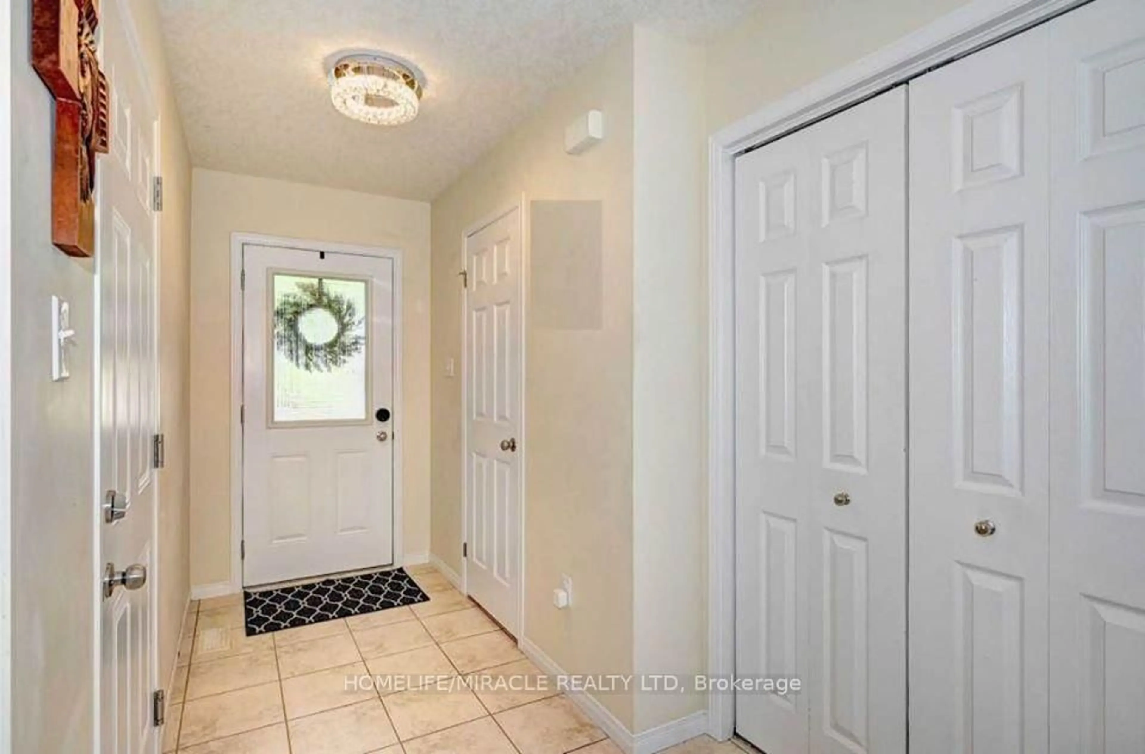 Indoor entryway for 130 Upper Mercer St, Kitchener Ontario N2A 4N2