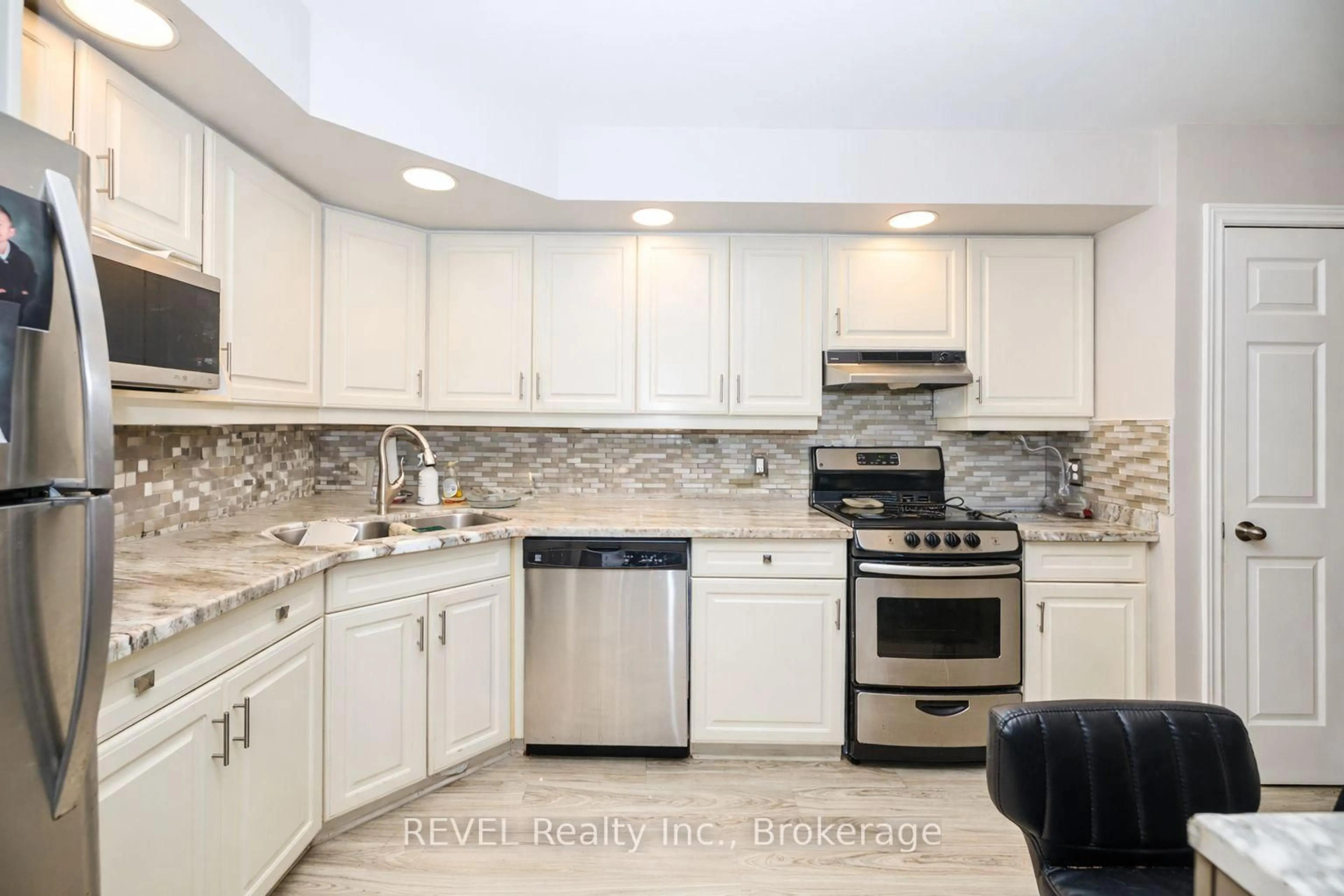 Standard kitchen, ceramic/tile floor for 1061 Vansickle Rd #106, St. Catharines Ontario L2S 2X4