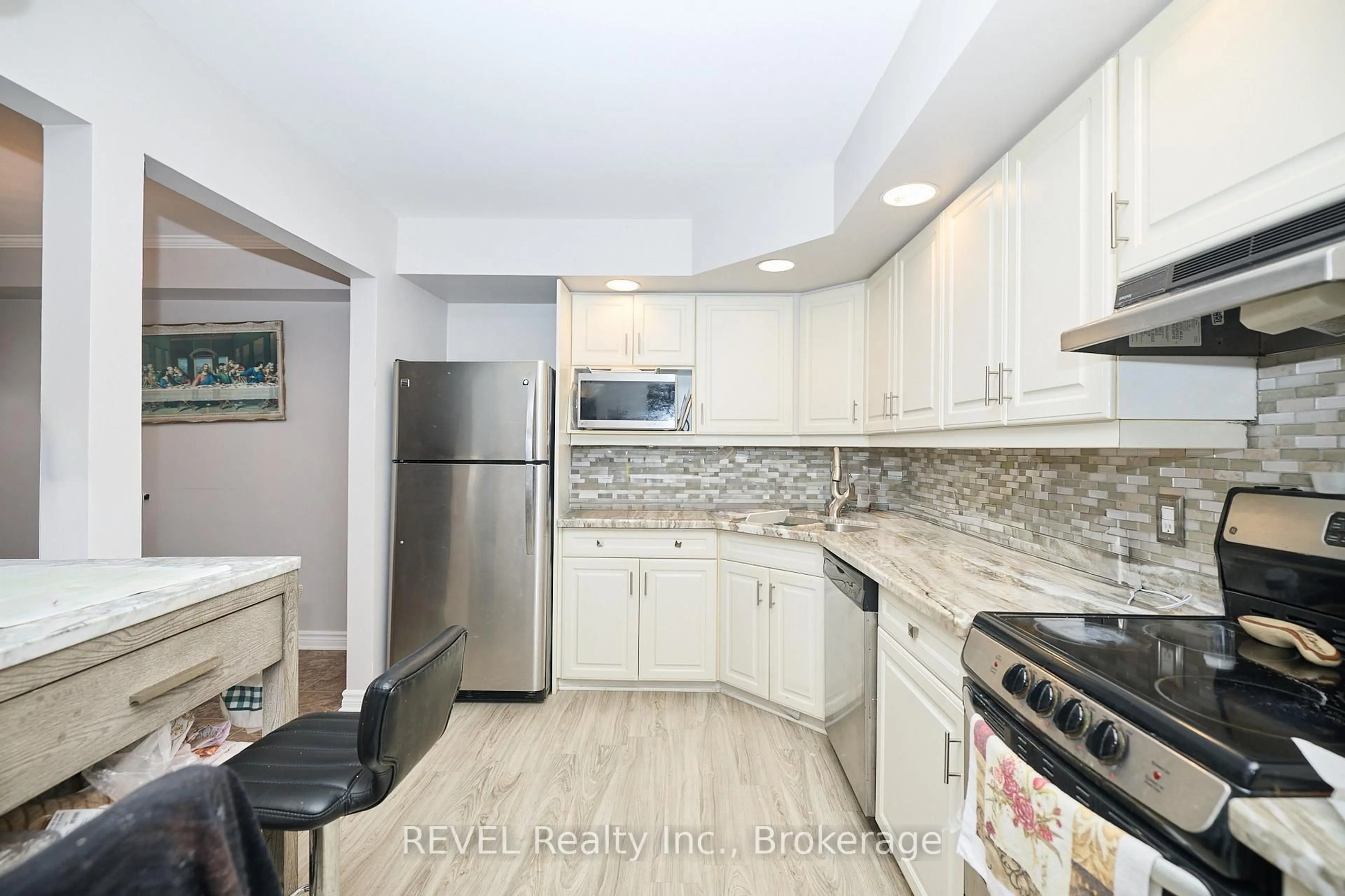 Standard kitchen, unknown for 1061 Vansickle Rd #106, St. Catharines Ontario L2S 2X4