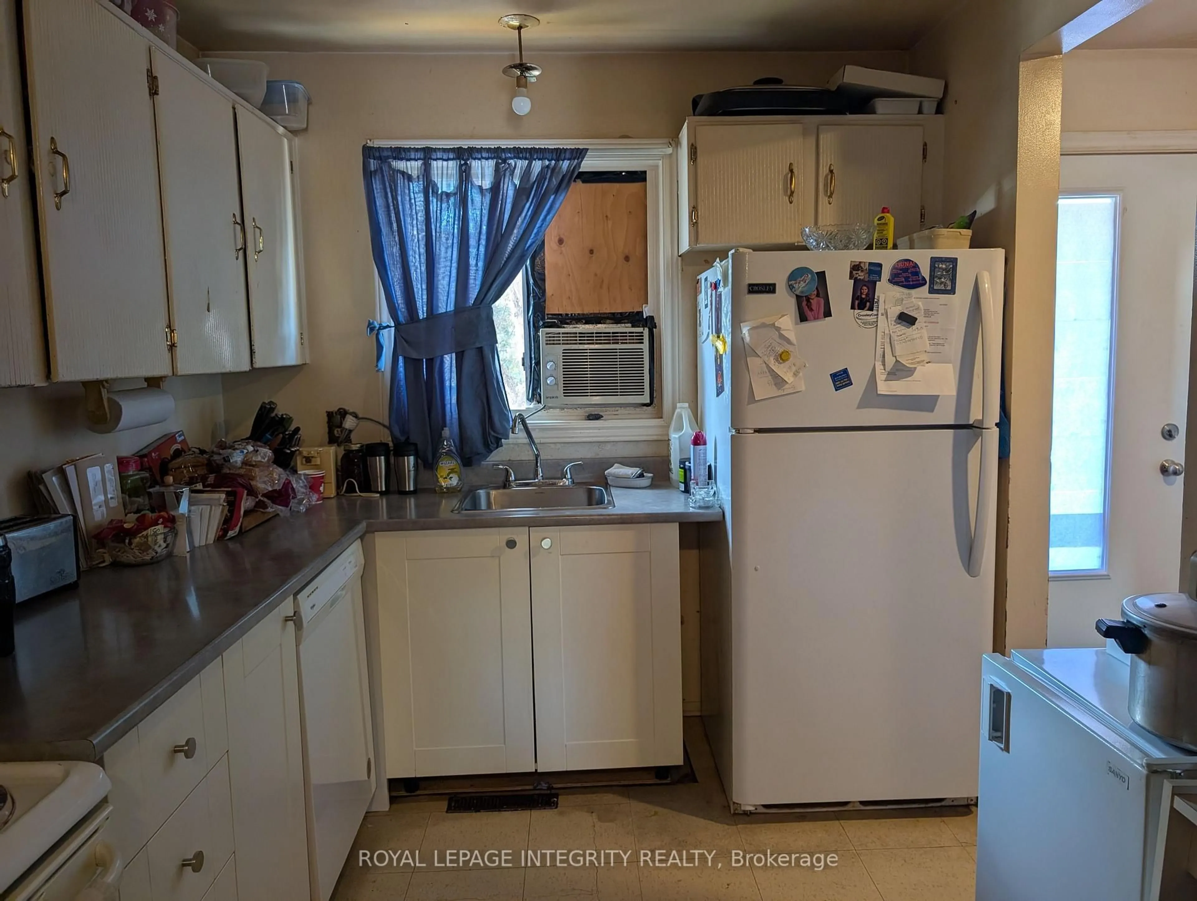 Standard kitchen, unknown for 1767 Dondale St #58, Ottawa Ontario K1B 5H7