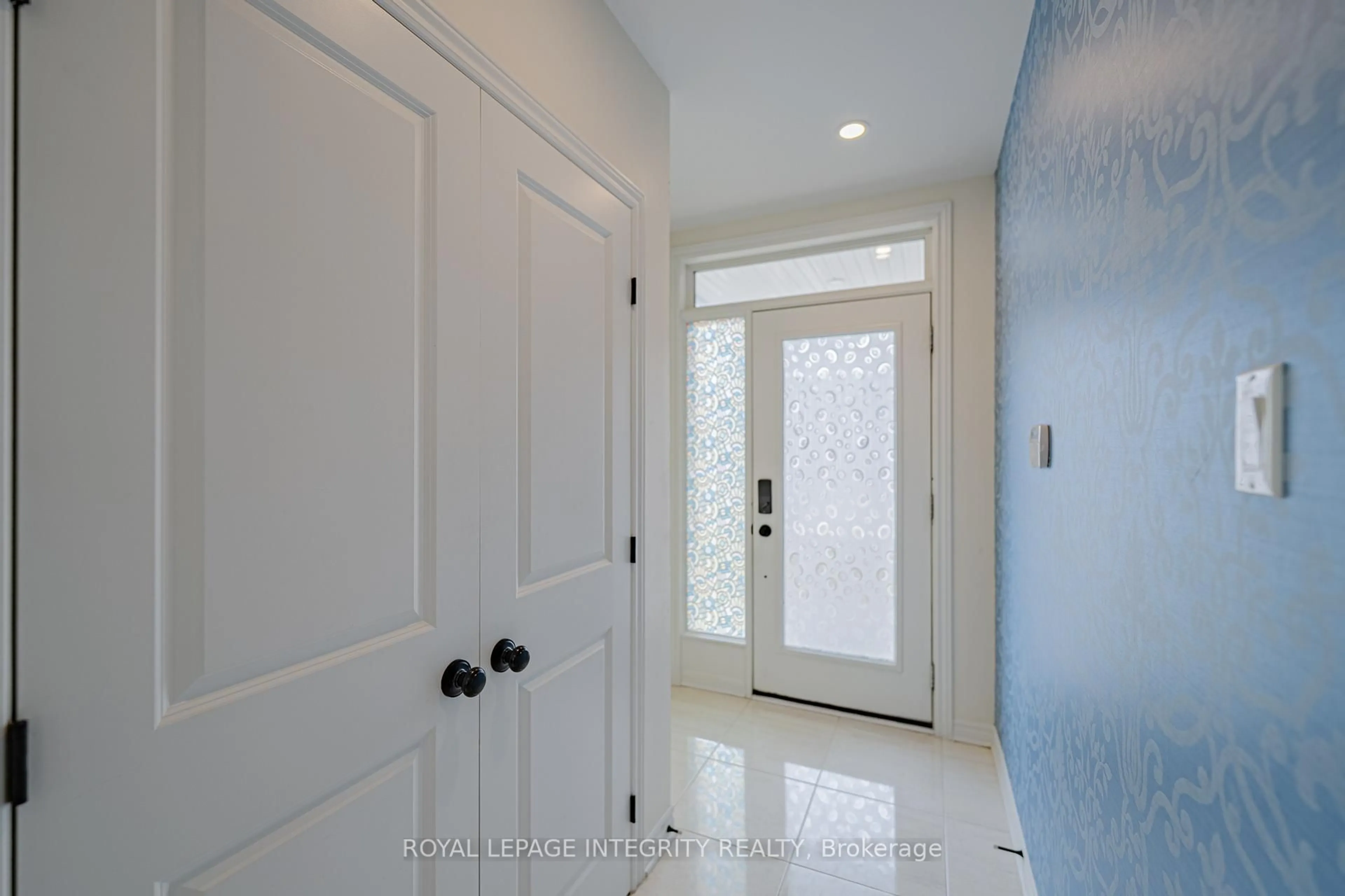 Indoor entryway for 1882 Maple Grove Rd, Ottawa Ontario K2S 0W4