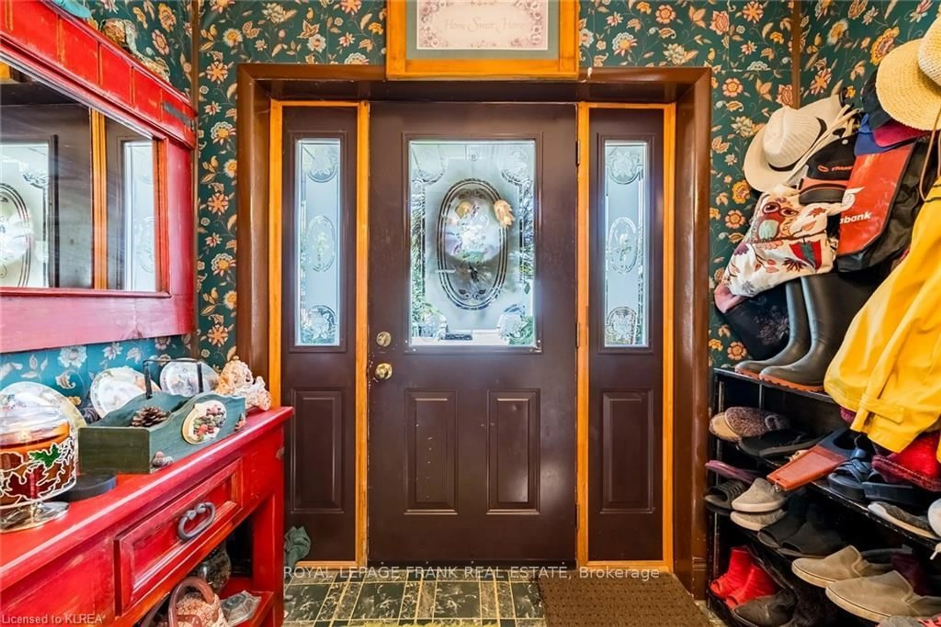 Indoor entryway for 37 Sussex St, Kawartha Lakes Ontario K9V 4H6