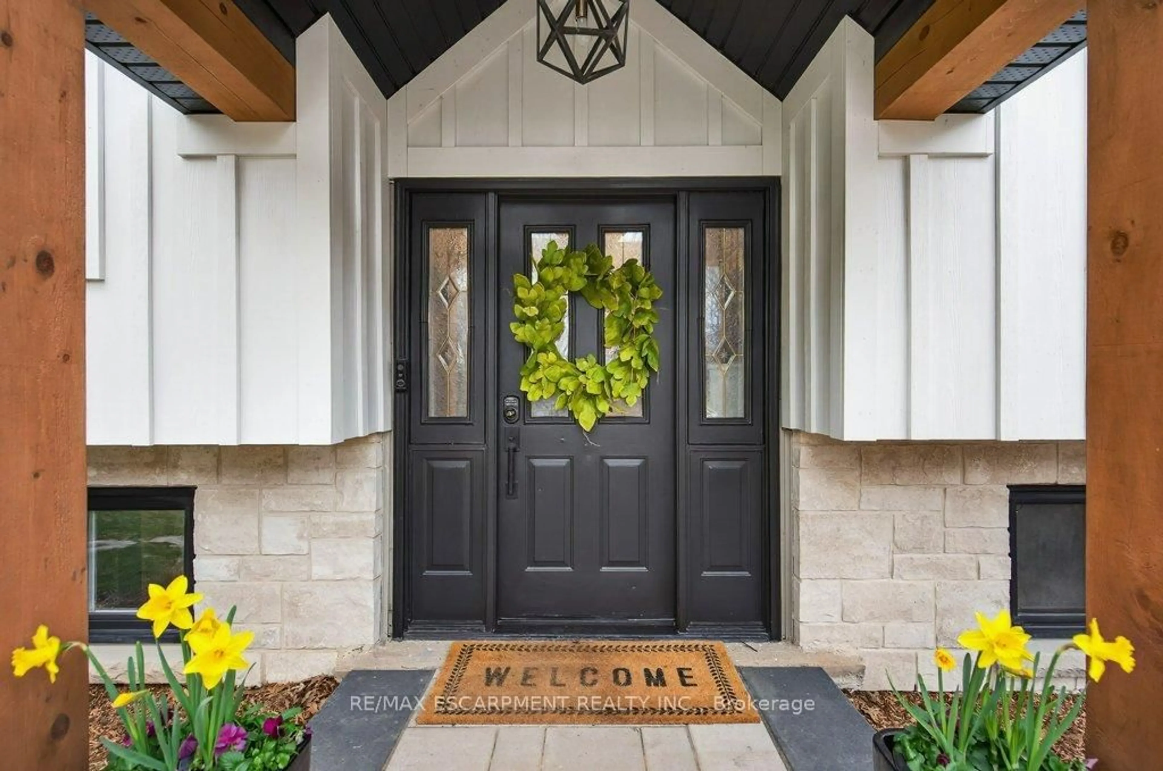 Indoor entryway for 71 Nelson St, Hamilton Ontario L0R 2H0