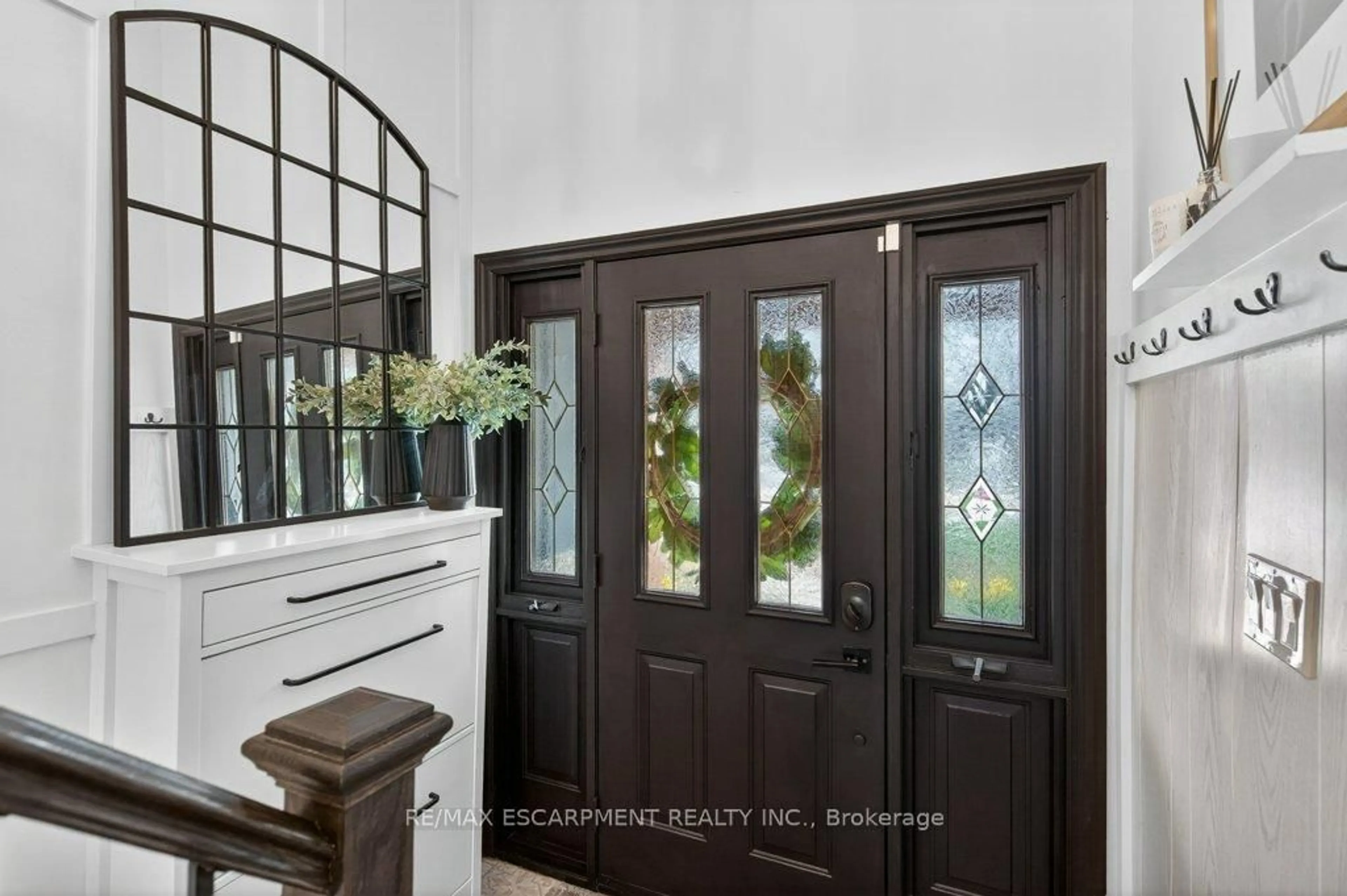 Indoor entryway for 71 Nelson St, Hamilton Ontario L0R 2H0