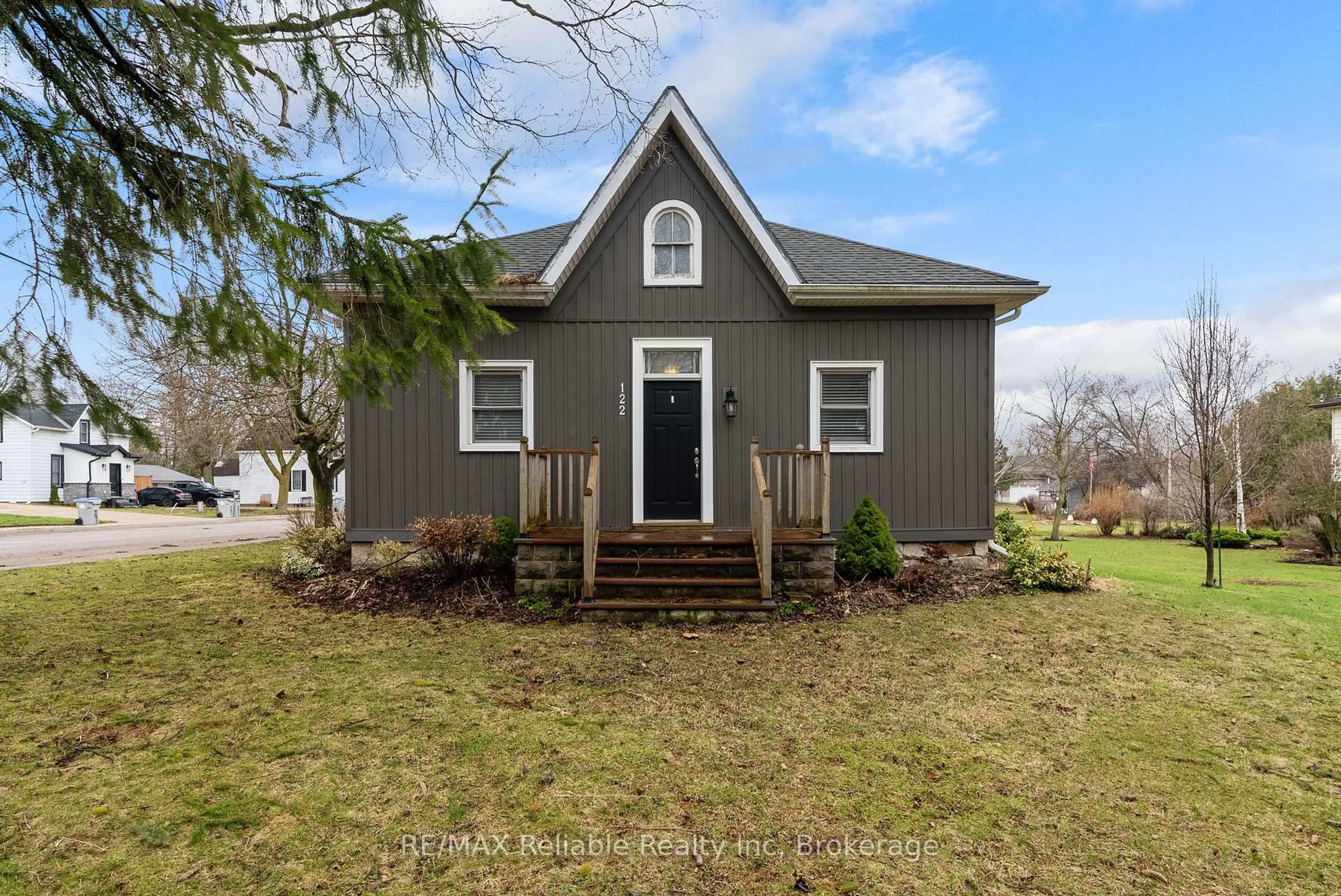 Home with vinyl exterior material, unknown for 122 Victoria St, Huron East Ontario N0K 1W0