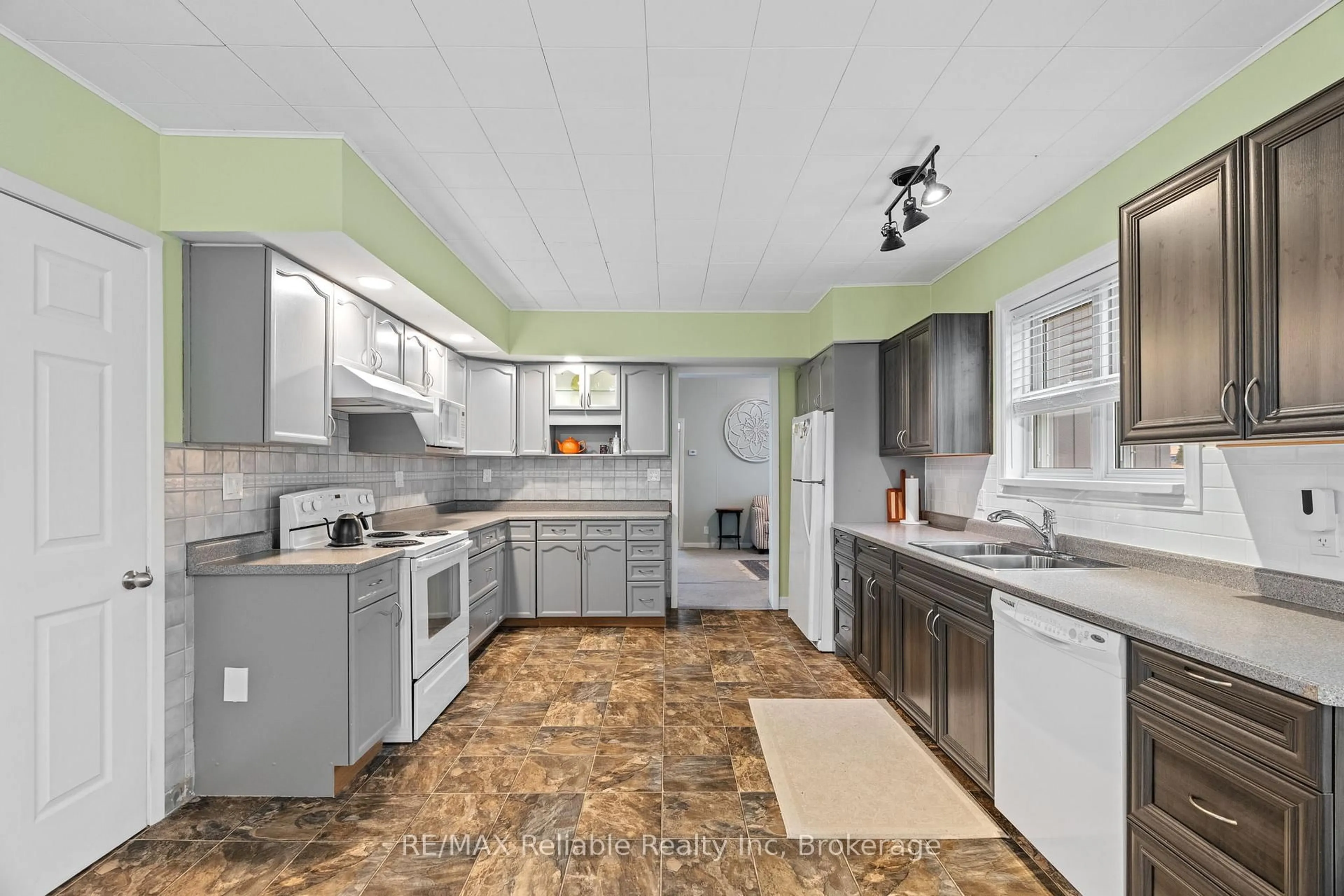 Standard kitchen, ceramic/tile floor for 122 Victoria St, Huron East Ontario N0K 1W0