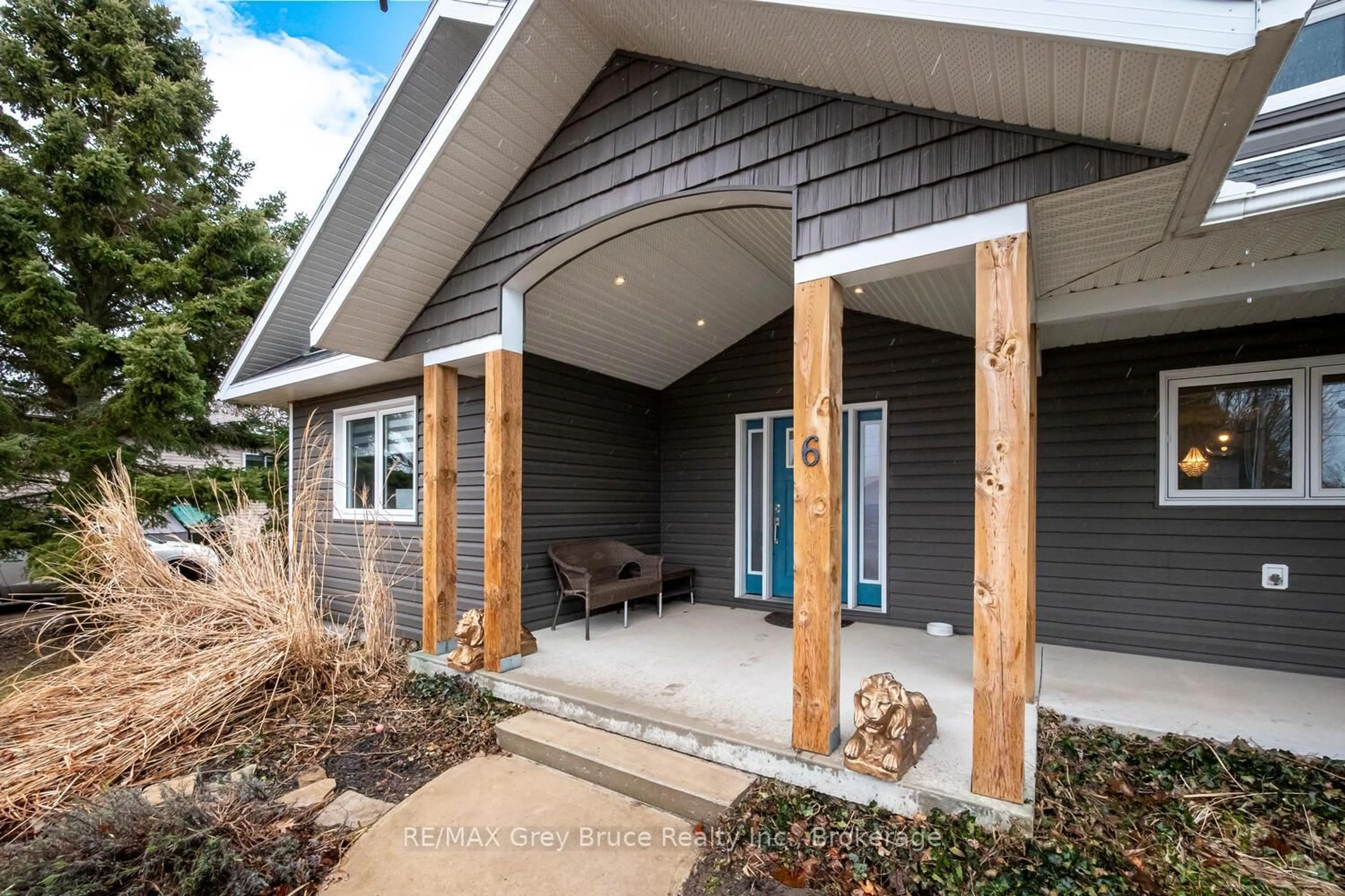 Indoor entryway for 6 Point View Dr, Northern Bruce Peninsula Ontario N0H 1W0