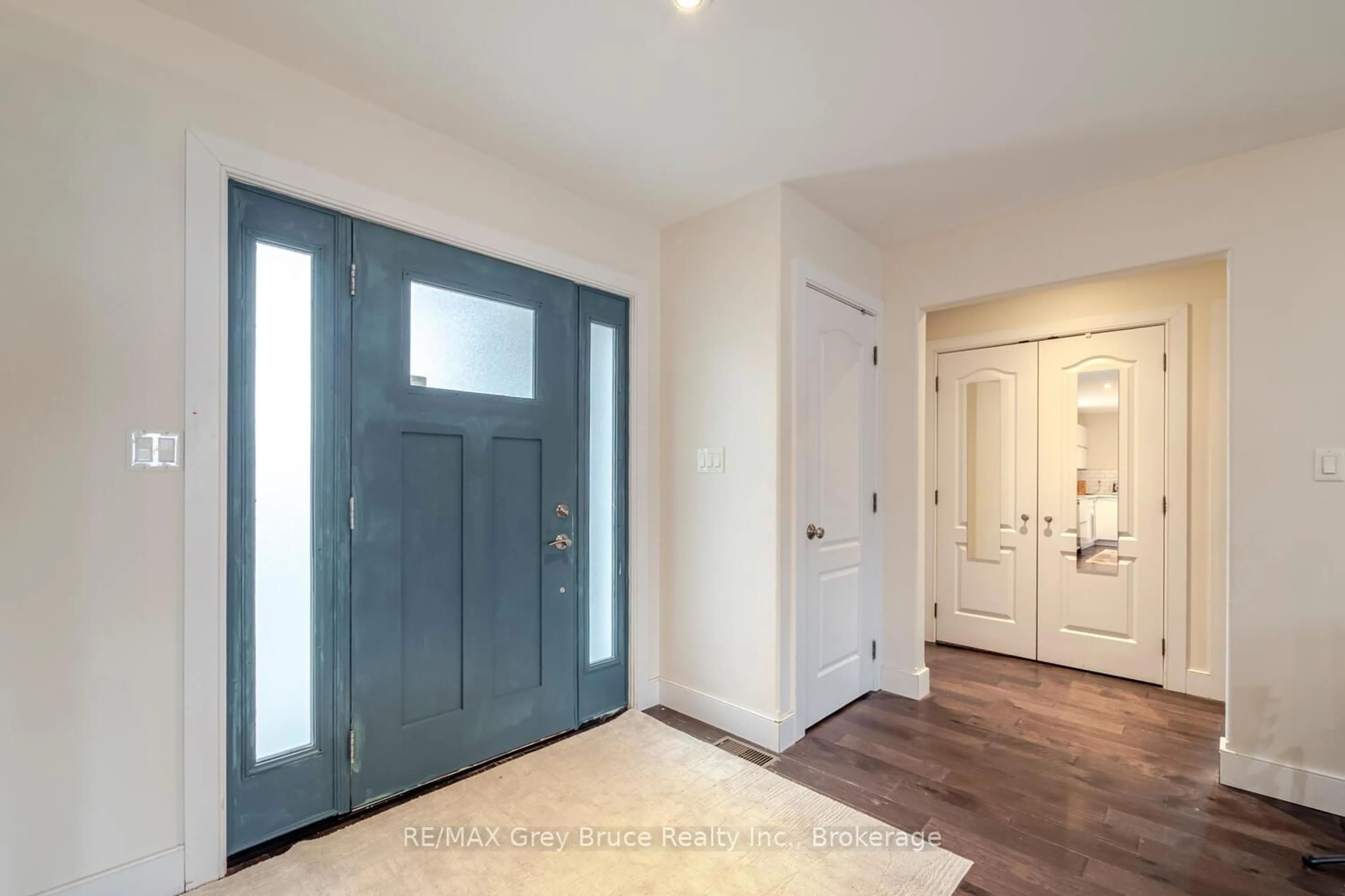 Indoor entryway for 6 Point View Dr, Northern Bruce Peninsula Ontario N0H 1W0