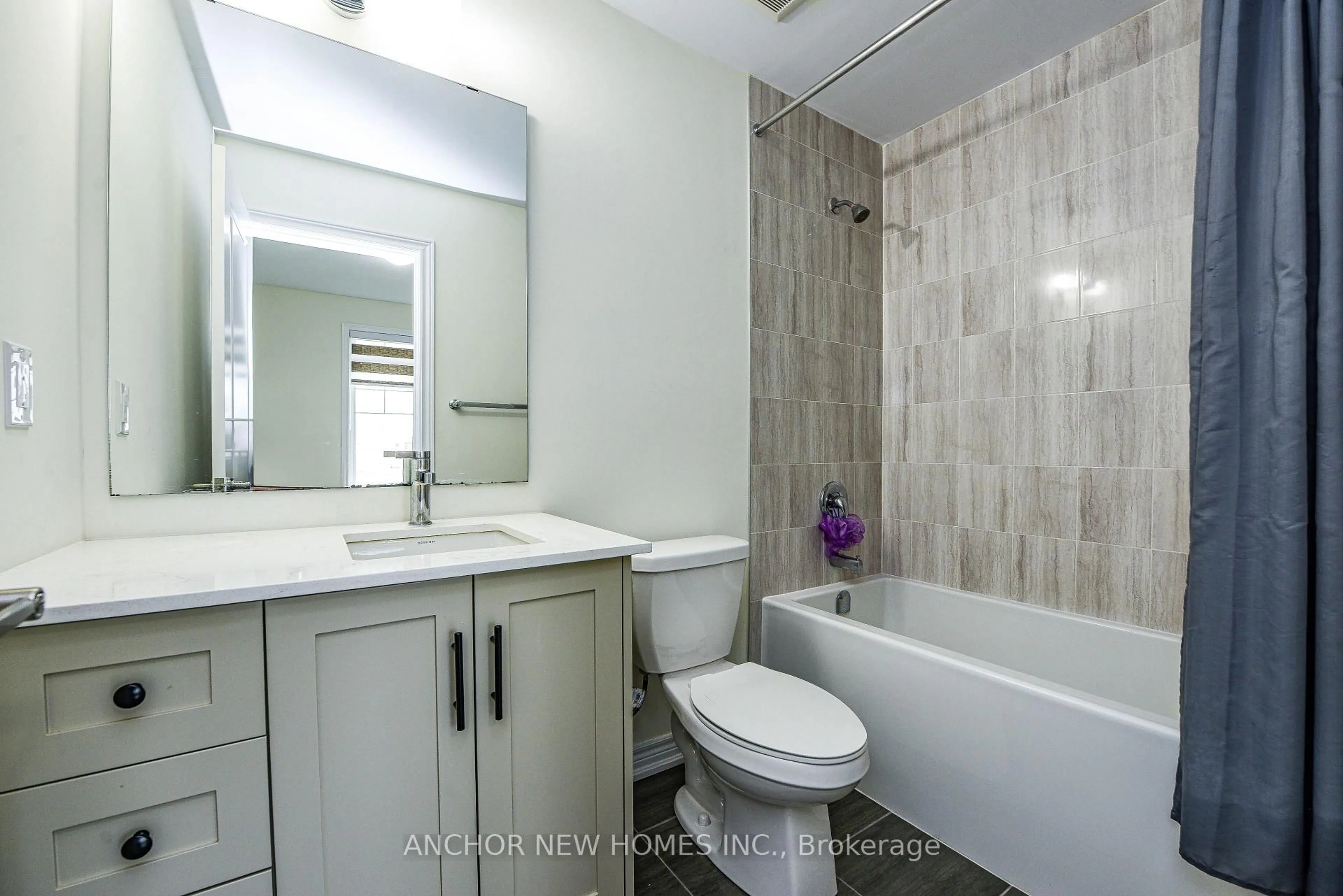 Standard bathroom, ceramic/tile floor for 10 Birmingham Dr #23, Cambridge Ontario N1R 0C6