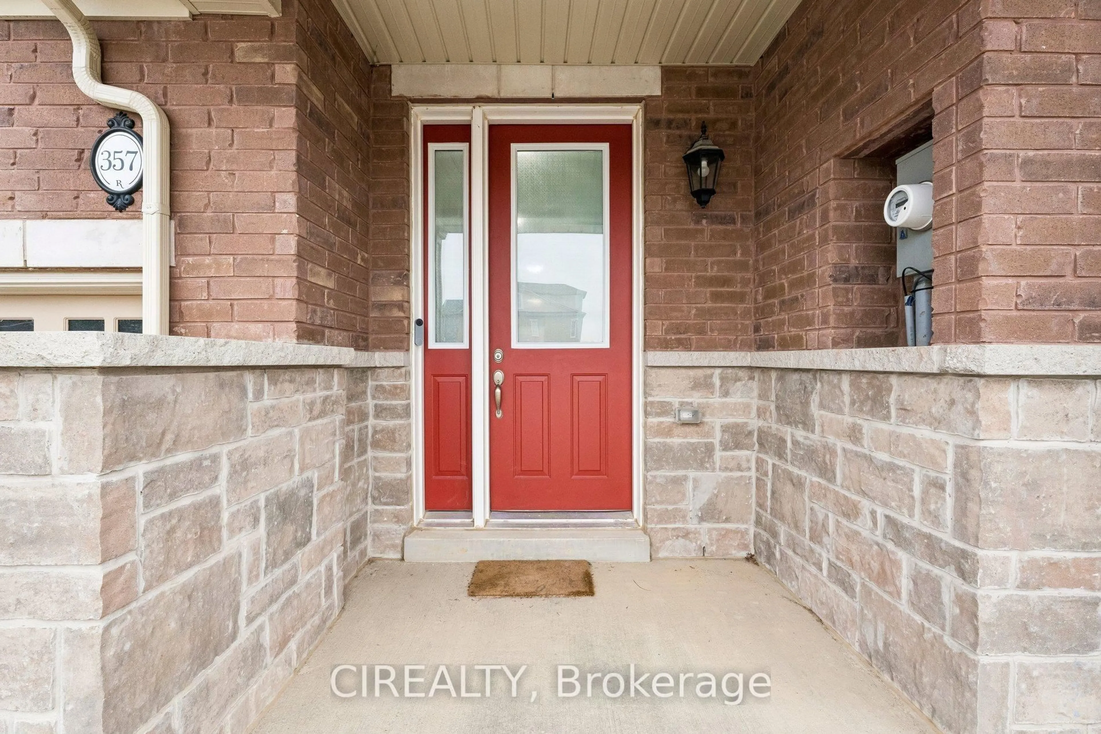 Indoor entryway for 357 Raymond Rd, Hamilton Ontario L9K 0J8