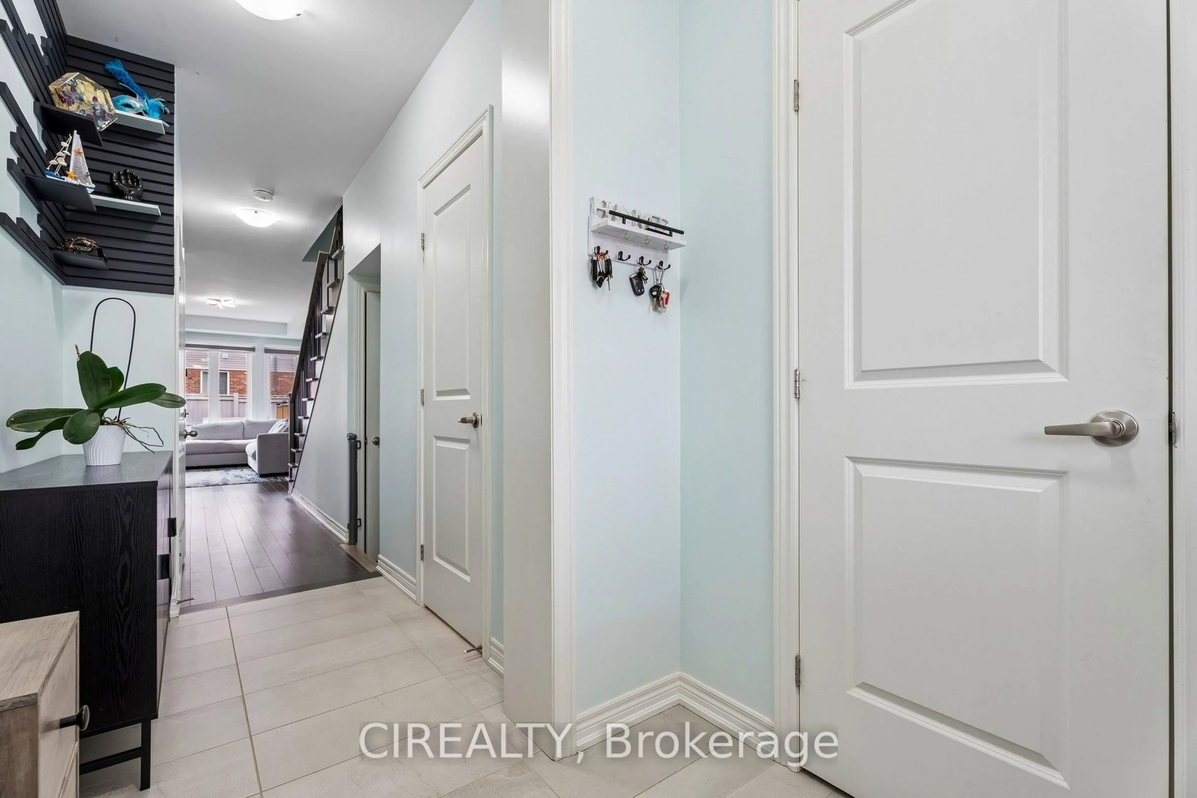 Indoor entryway for 357 Raymond Rd, Hamilton Ontario L9K 0J8