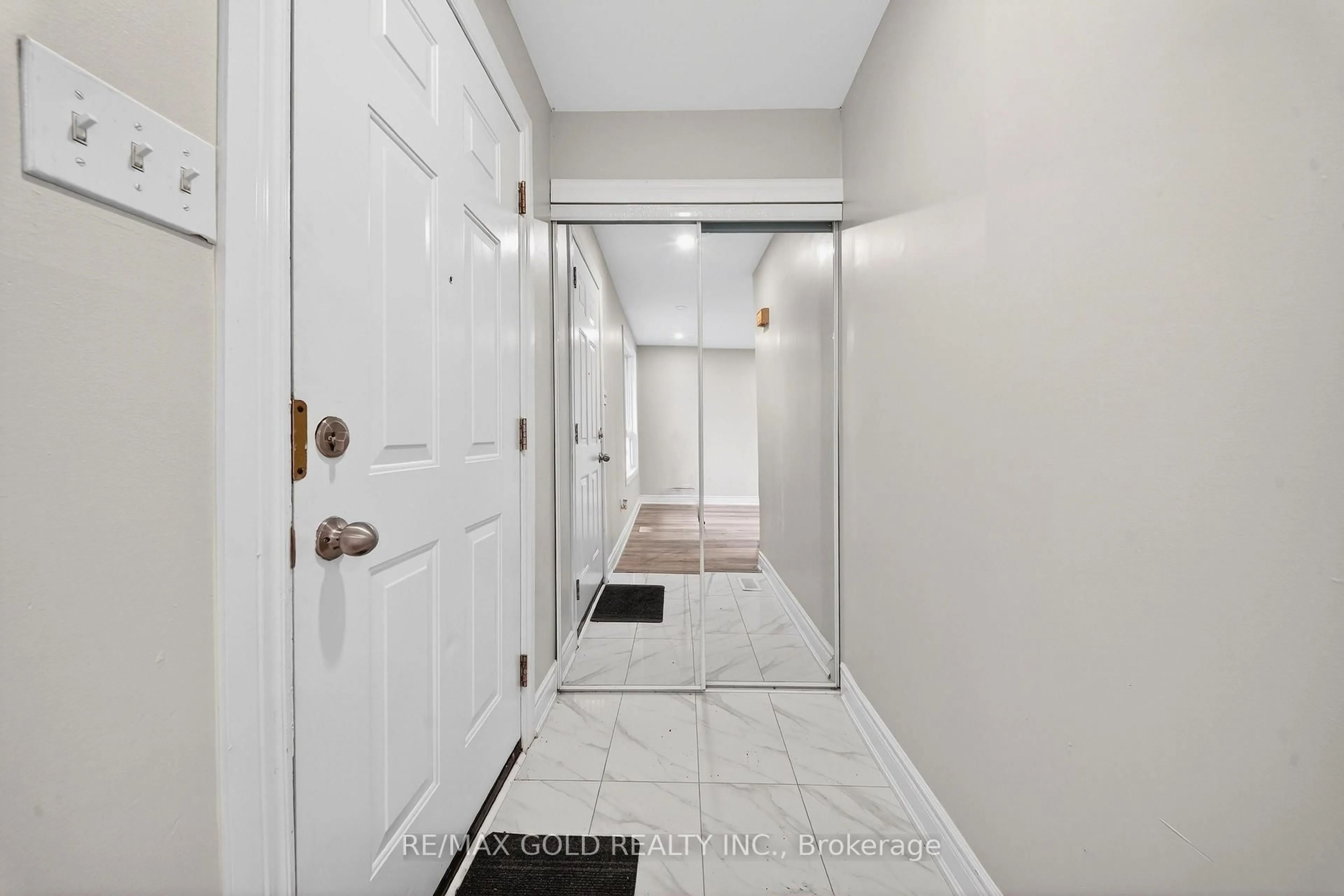 Indoor entryway for 19 Sulky Rd, Brantford Ontario N3P 1K1