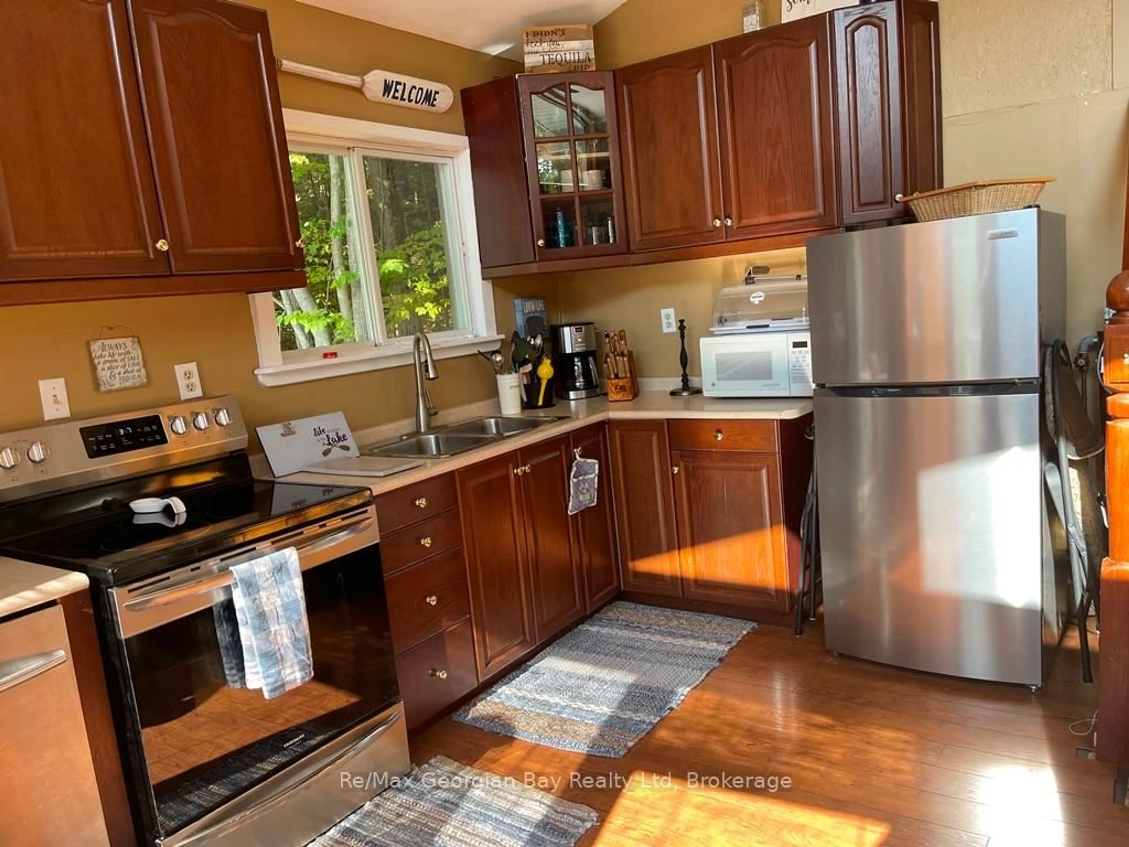 Standard kitchen, wood/laminate floor for 4SR406 SEVERN RIVER Rte, Muskoka Lakes Ontario L0K 1E0