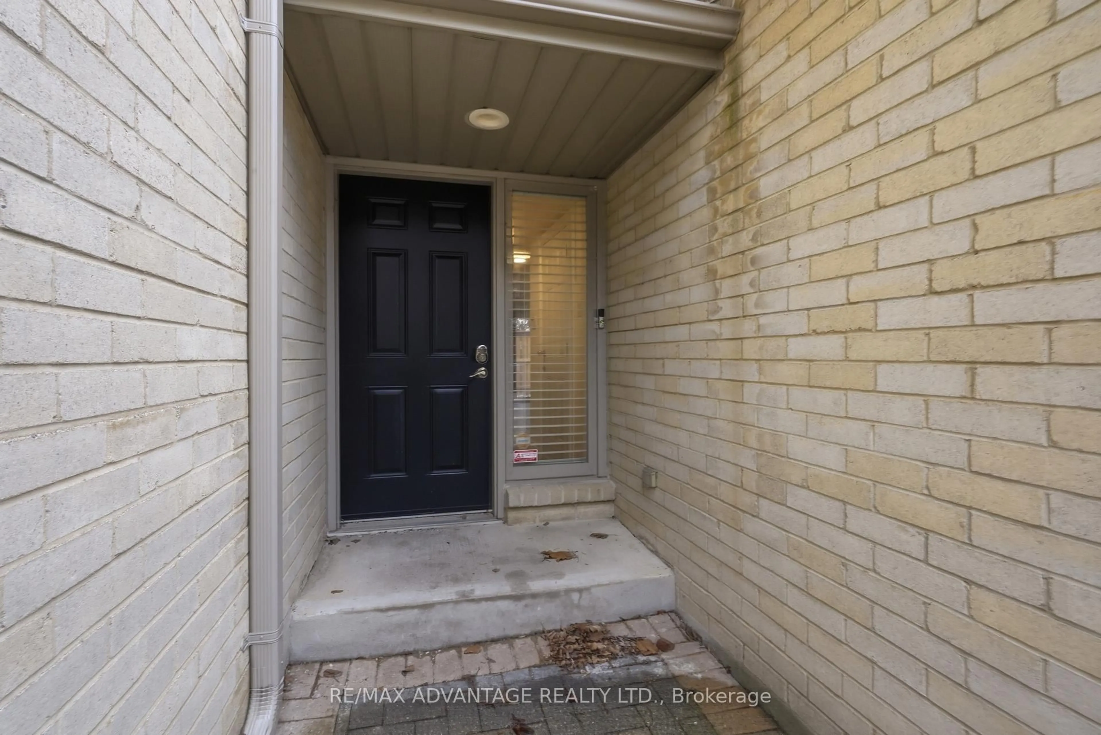 Indoor entryway for 1399 COMMISSIONERS Rd #1, London South Ontario N6K 4G9