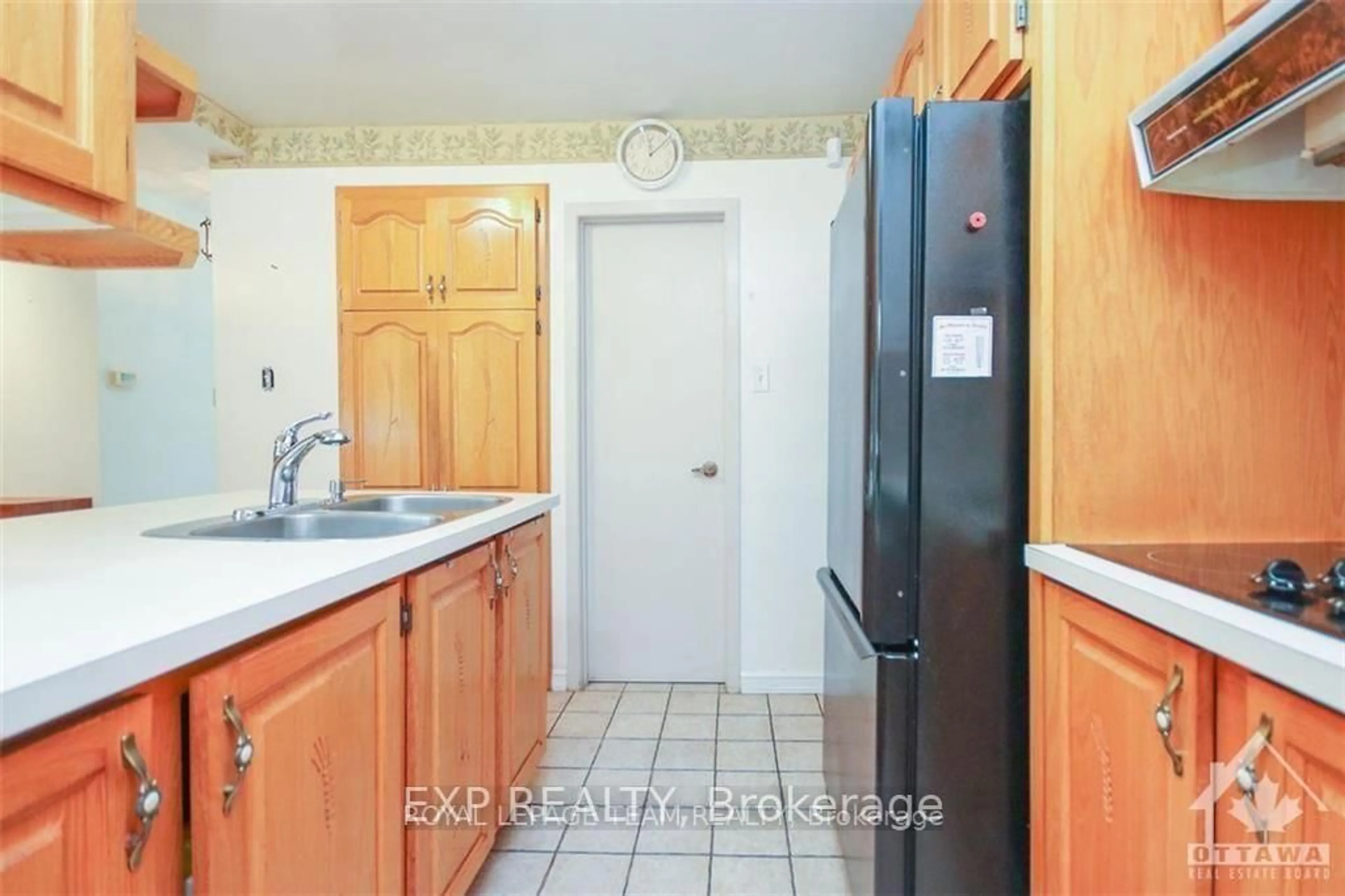 Standard kitchen, ceramic/tile floor for 104 Presland Rd, Ottawa Ontario K1K 2C3