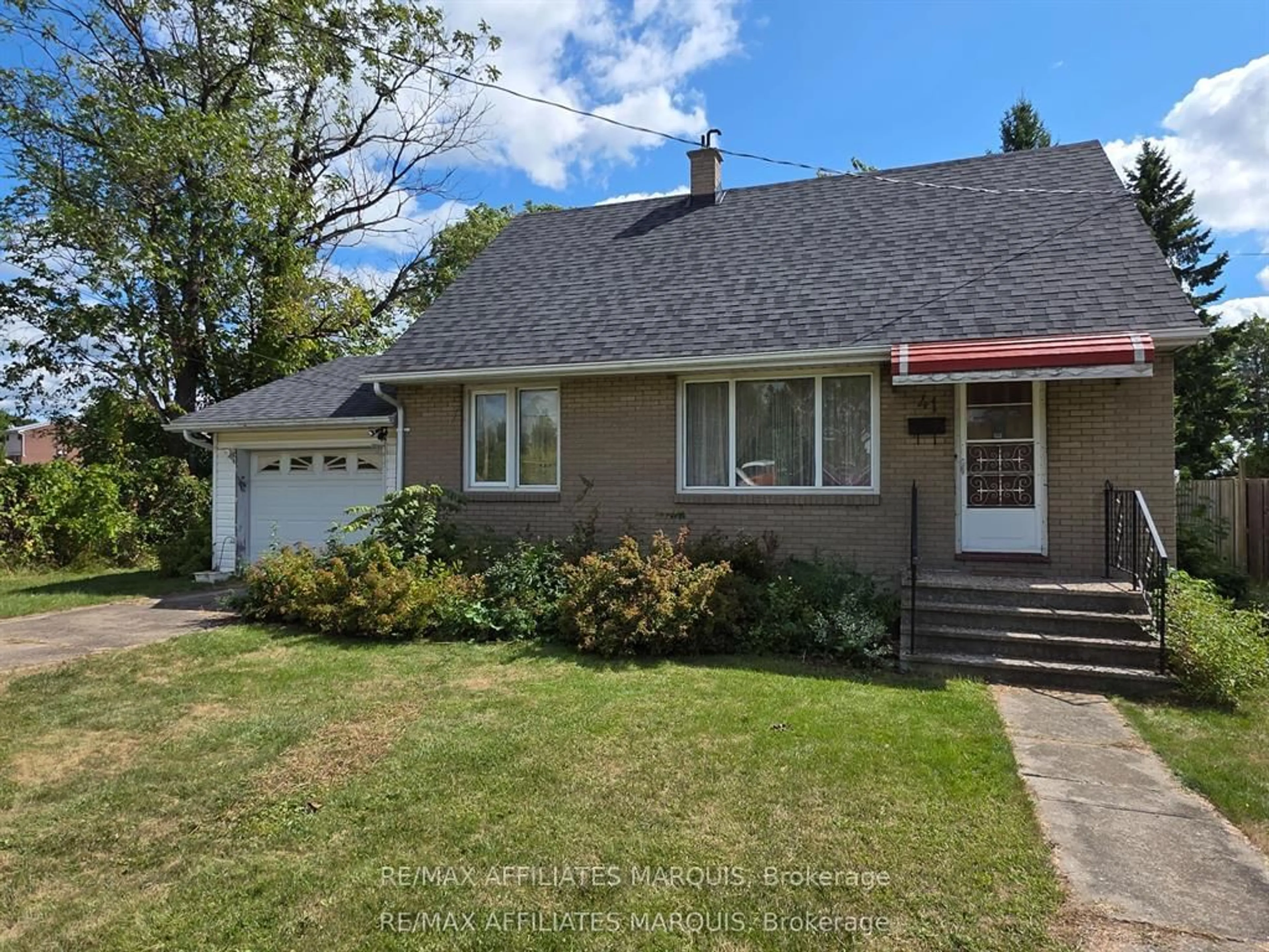 Home with vinyl exterior material, street for 41 Elgin St, Smiths Falls Ontario K7A 3C5