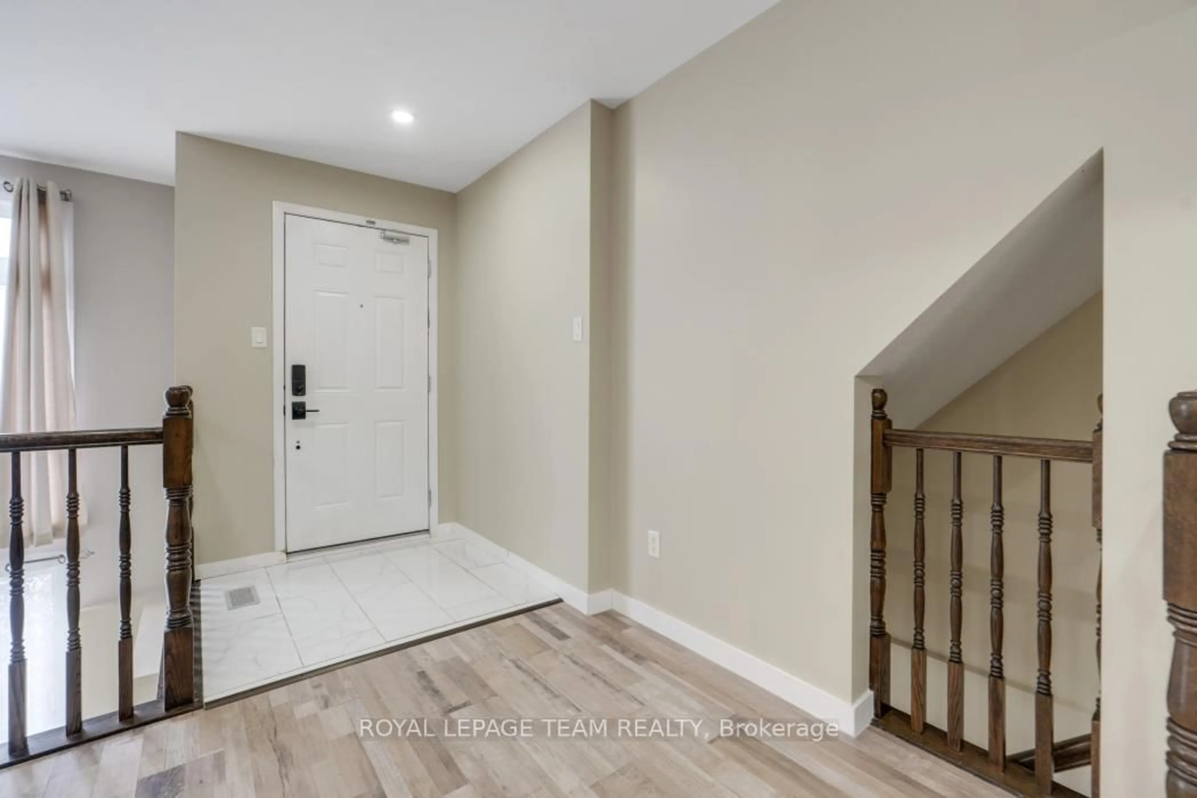 Indoor entryway for 1512 Walkley Rd #136, Ottawa Ontario K1V 2G5