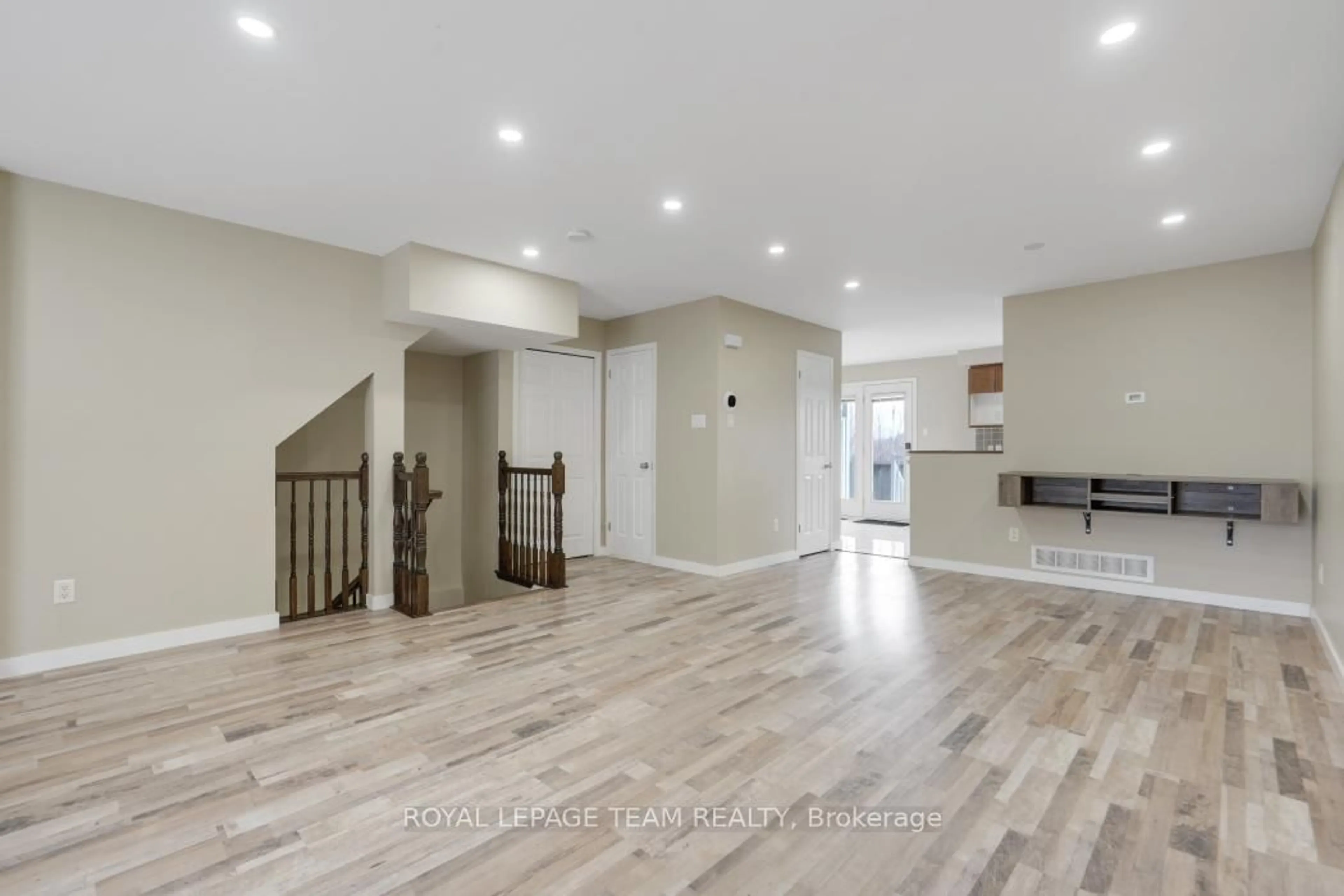 Indoor entryway for 1512 Walkley Rd #136, Ottawa Ontario K1V 2G5