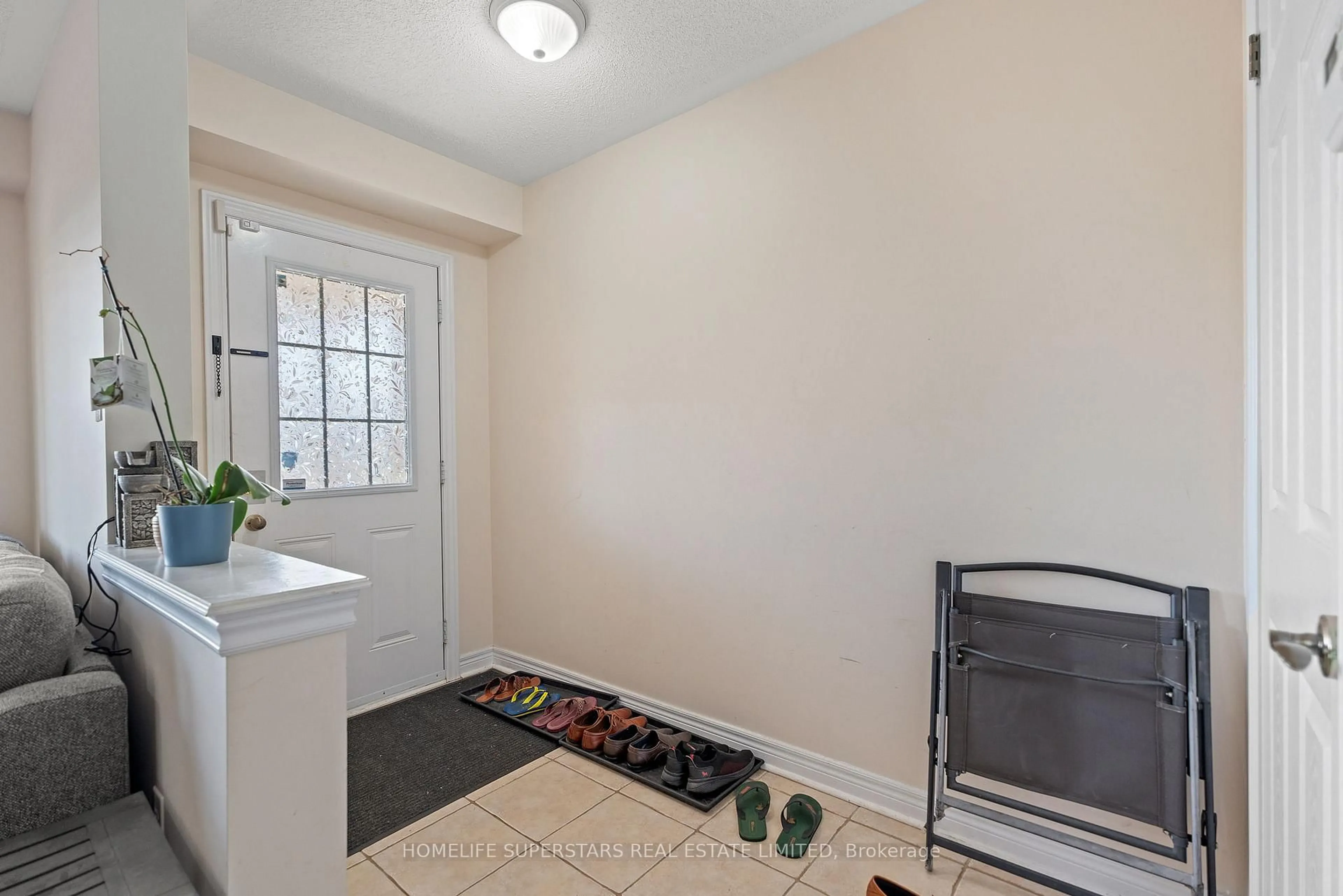 Indoor entryway for 2 Durham Way, Niagara-on-the-Lake Ontario L0S 1J0