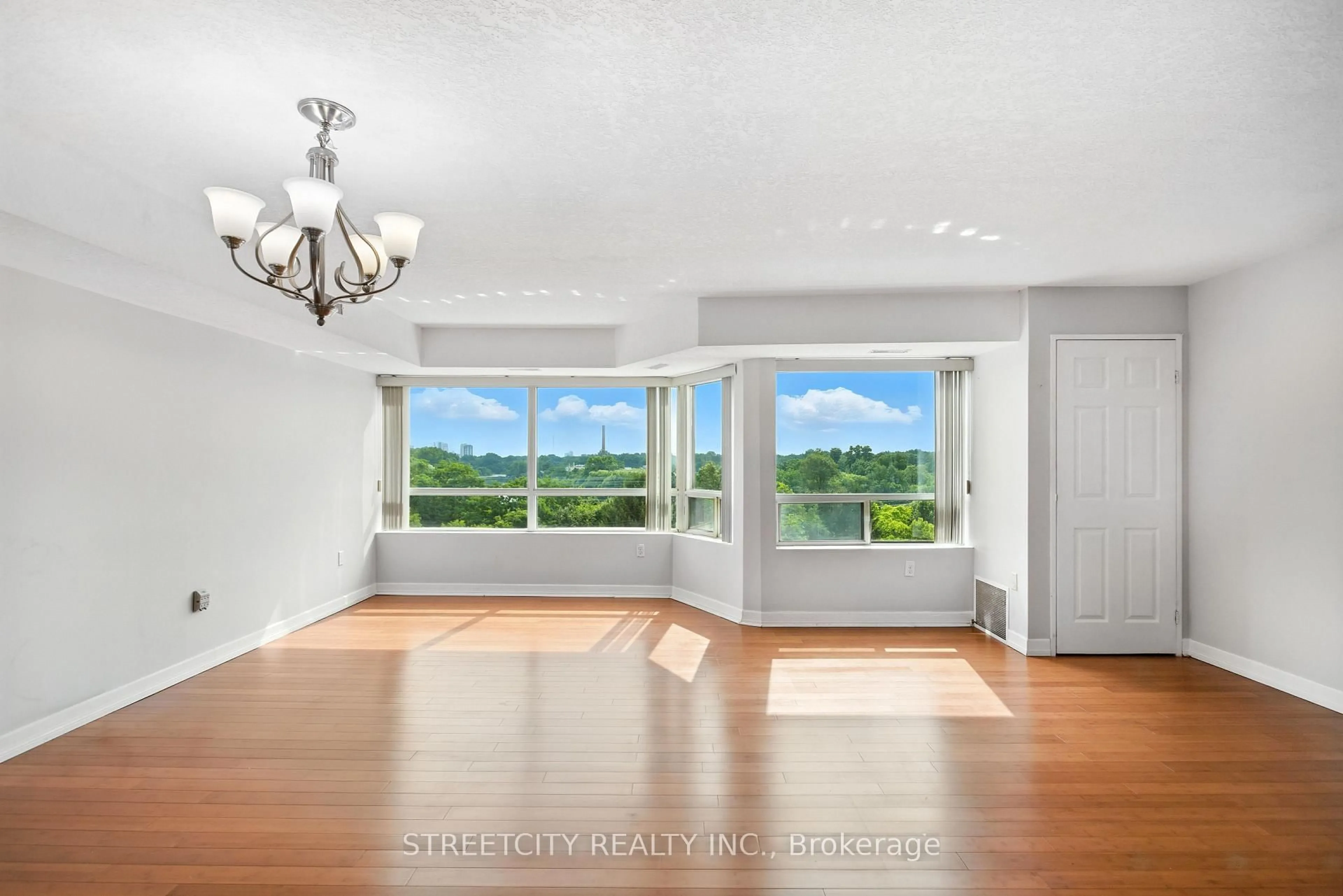 A pic of a room for 521 Riverside Rd #606, London North Ontario N6H 5E2