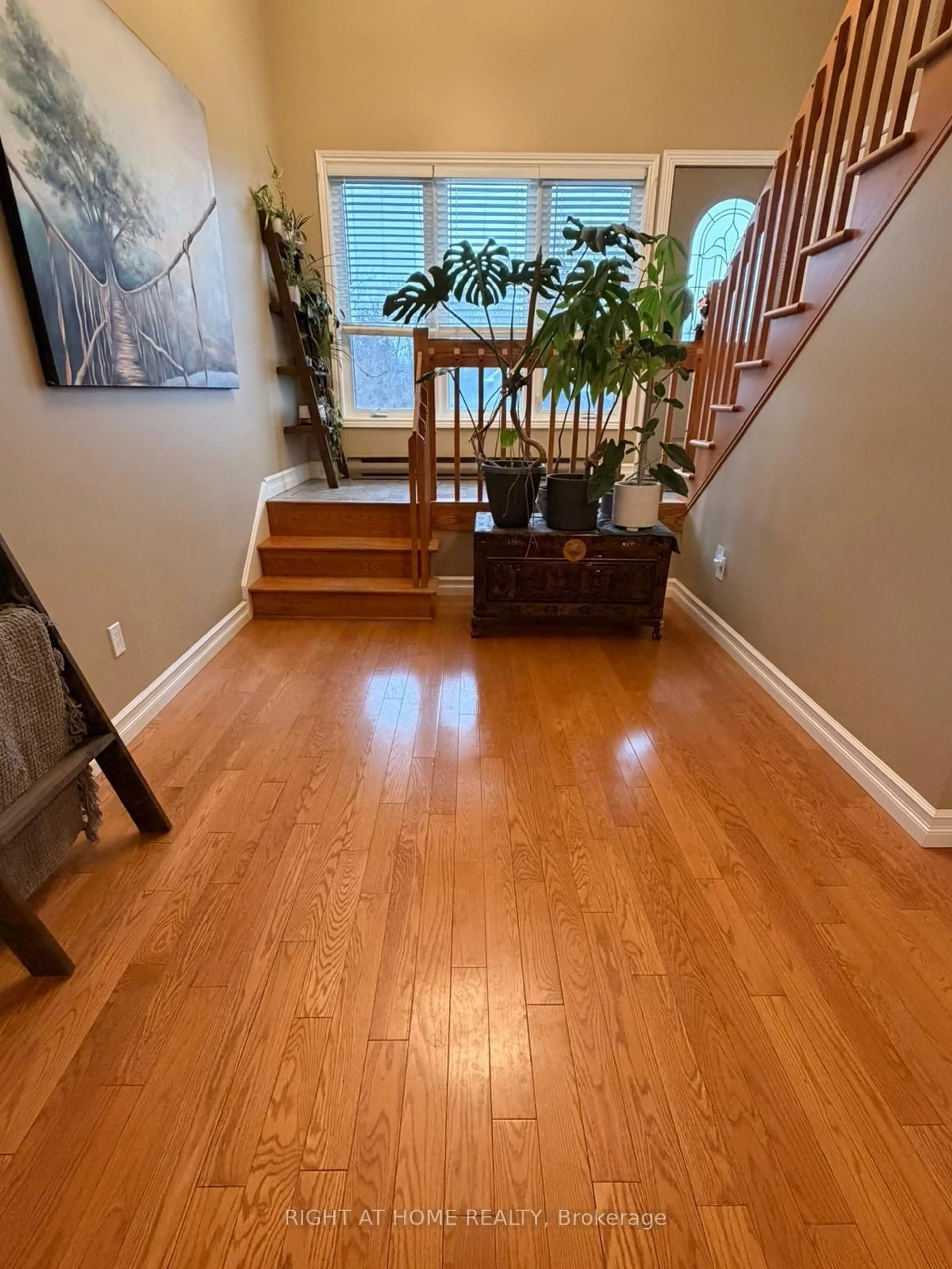 Indoor entryway for 786 8th St, Owen Sound Ontario N4K 1L9