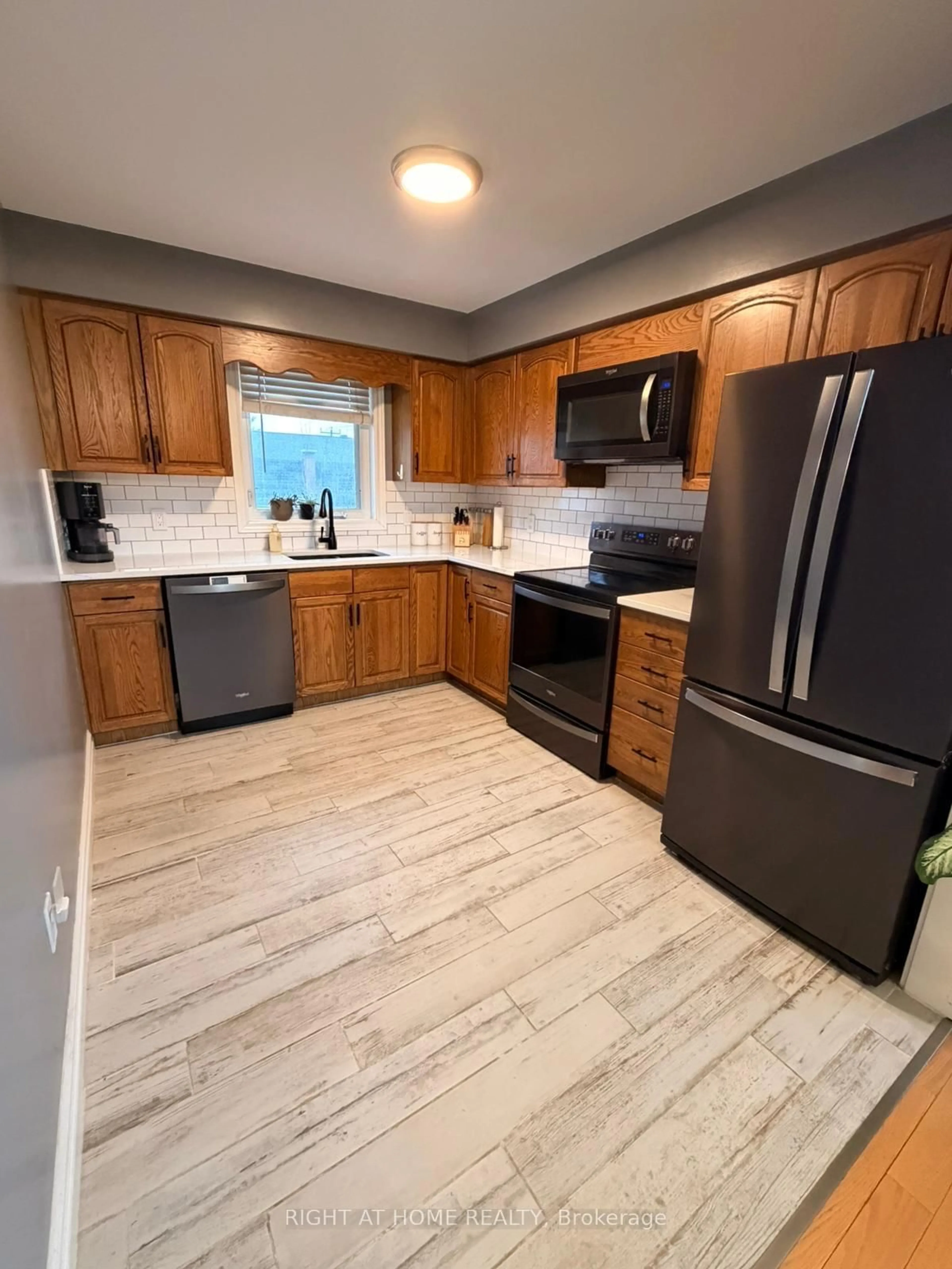 Unknown for 786 8th St, Owen Sound Ontario N4K 1L9