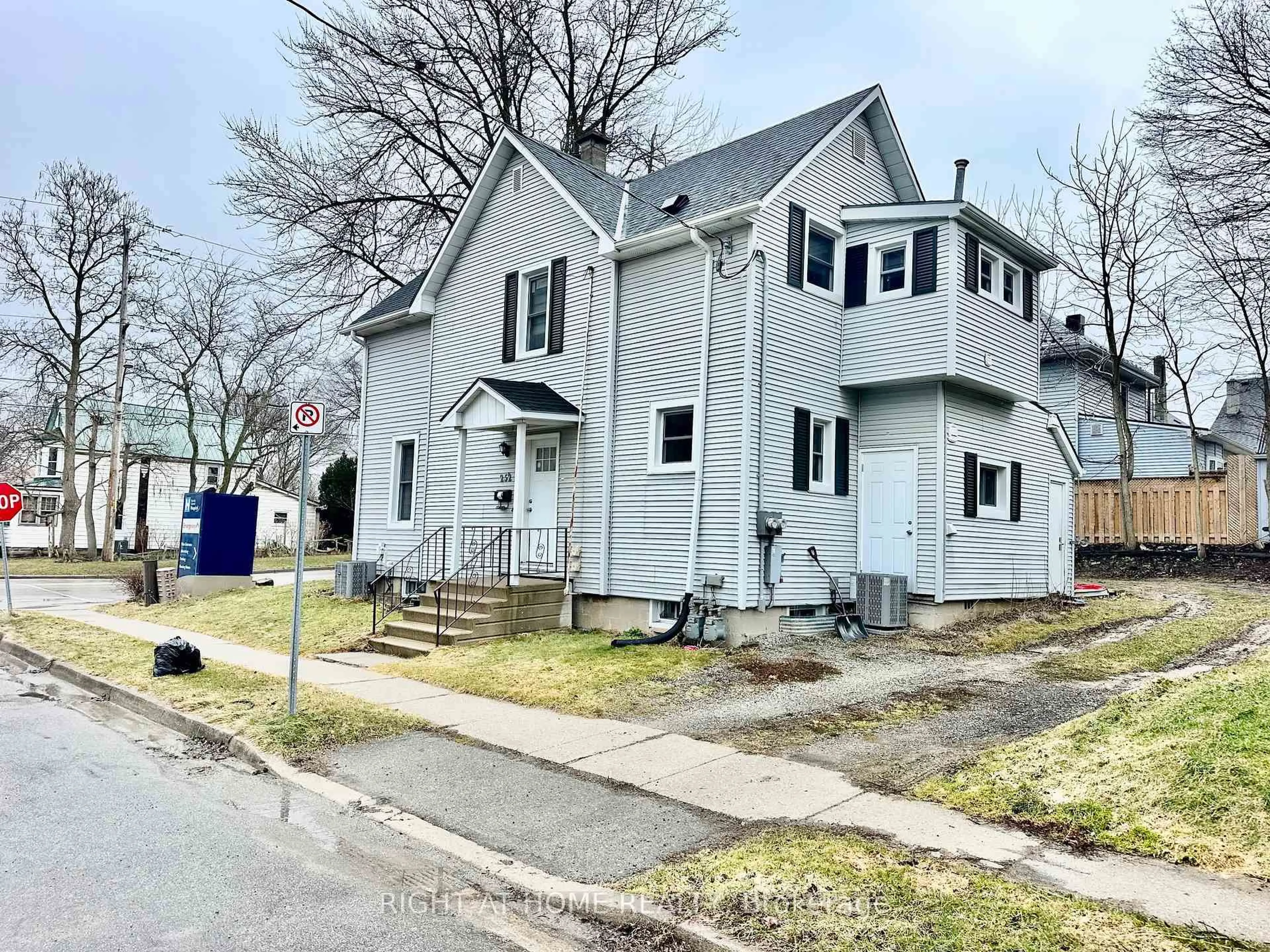 A pic from outside/outdoor area/front of a property/back of a property/a pic from drone, street for 252 Robinson St, Norfolk Ontario N3Y 1X5
