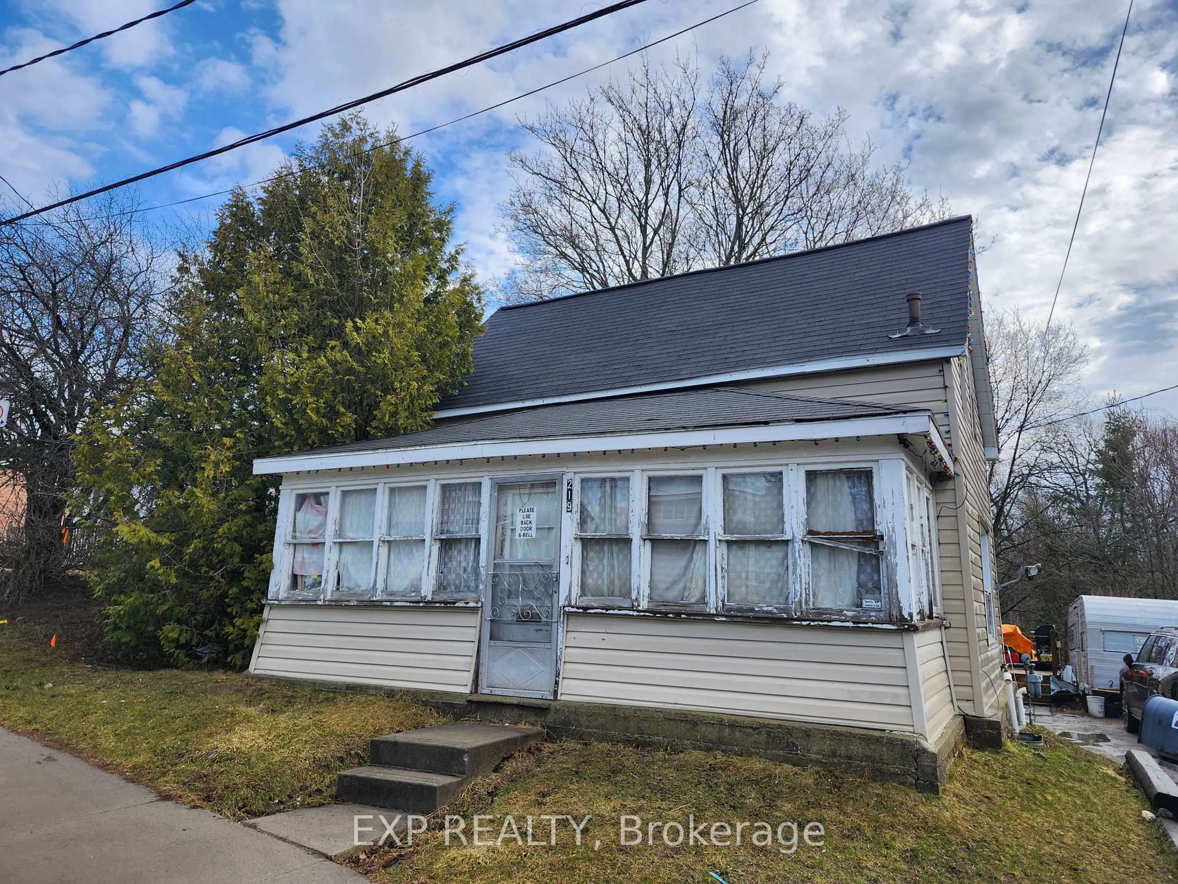 Unknown for 219 Bartholomew St, Brockville Ontario K6V 2S4