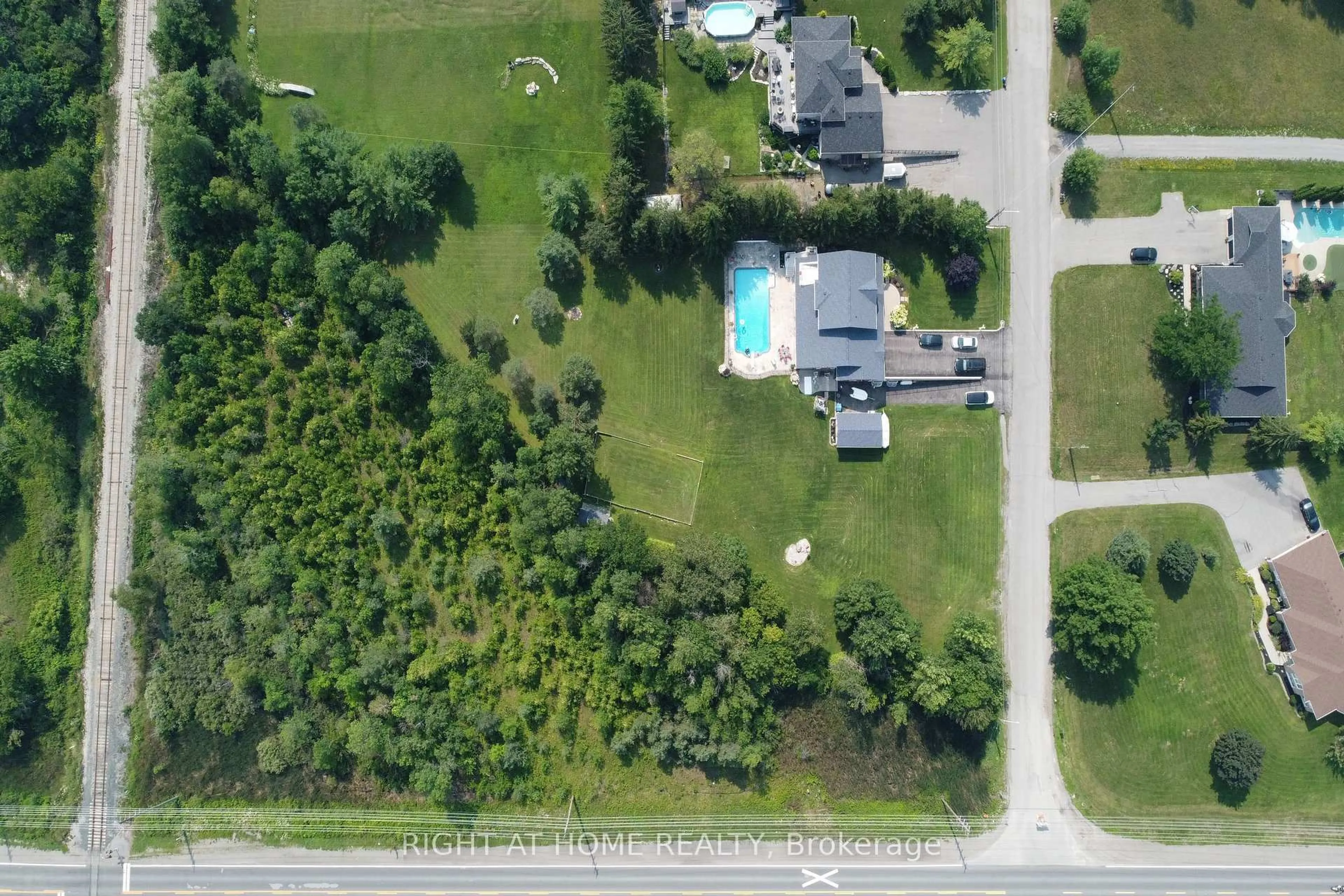A pic from outside/outdoor area/front of a property/back of a property/a pic from drone, street for 599 Maniece Ave, Peterborough Ontario K9L 0C1