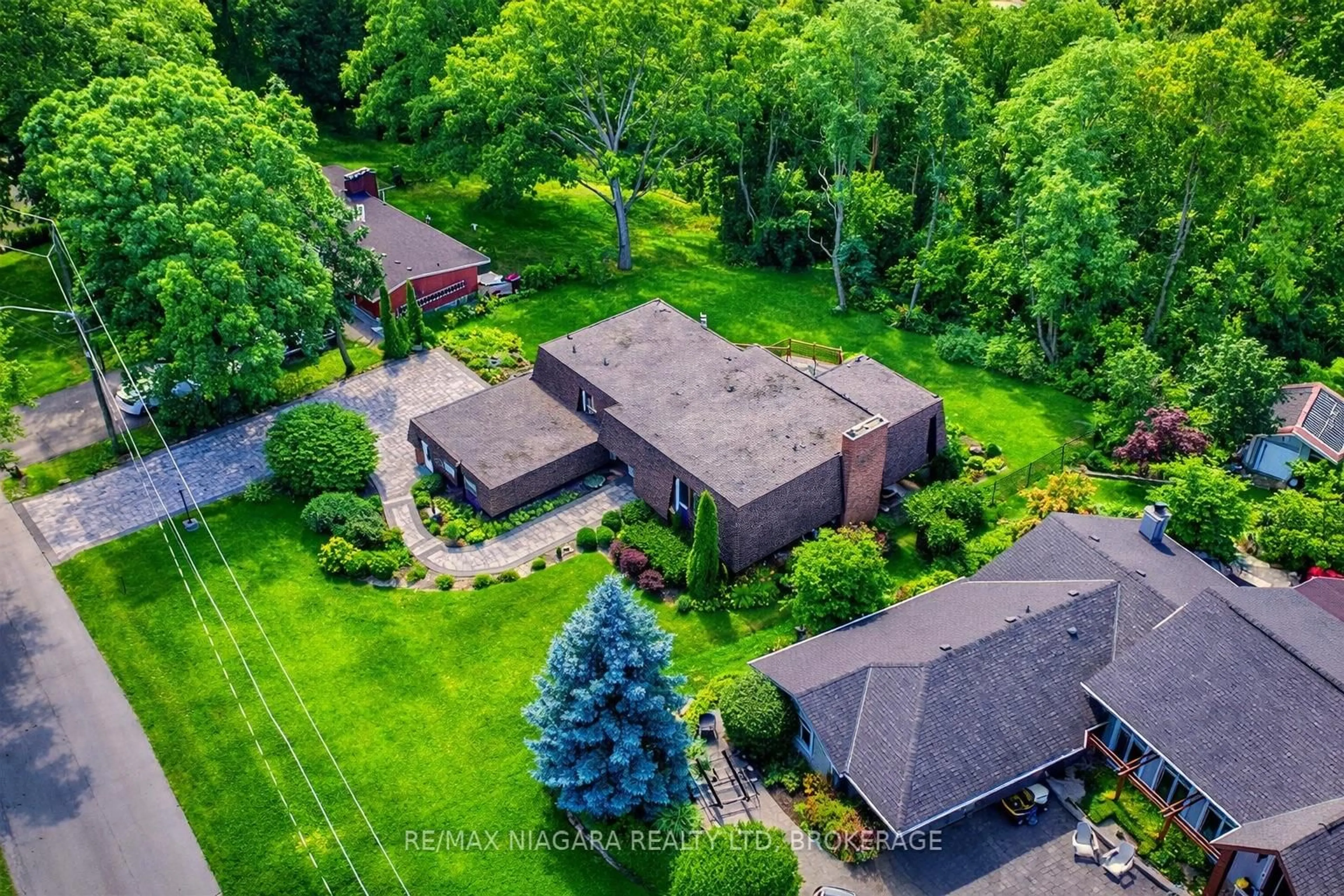 A pic from outside/outdoor area/front of a property/back of a property/a pic from drone, unknown for 50 Melrose Dr, Niagara-on-the-Lake Ontario L0S 1J0