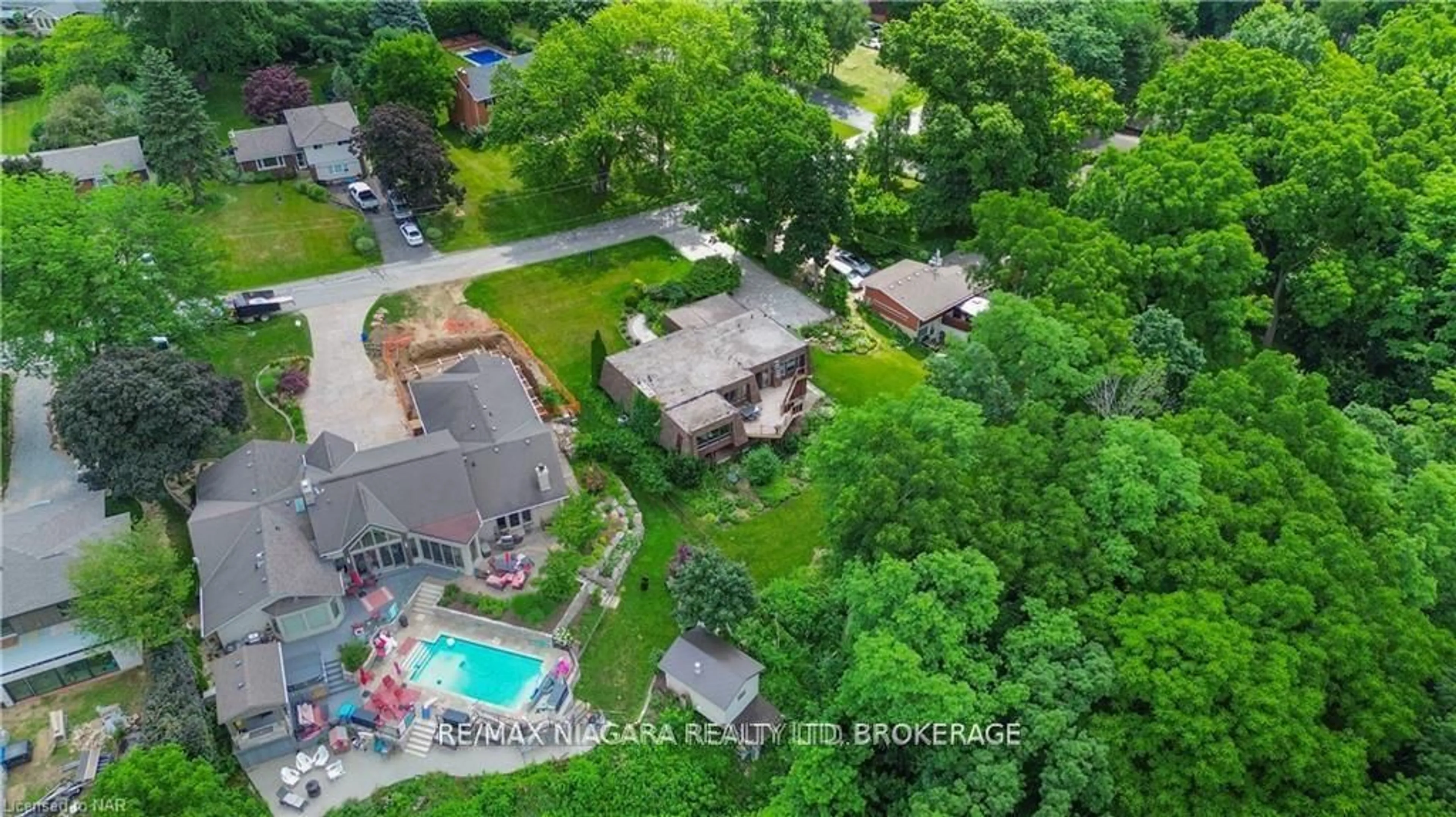 A pic from outside/outdoor area/front of a property/back of a property/a pic from drone, unknown for 50 Melrose Dr, Niagara-on-the-Lake Ontario L0S 1J0