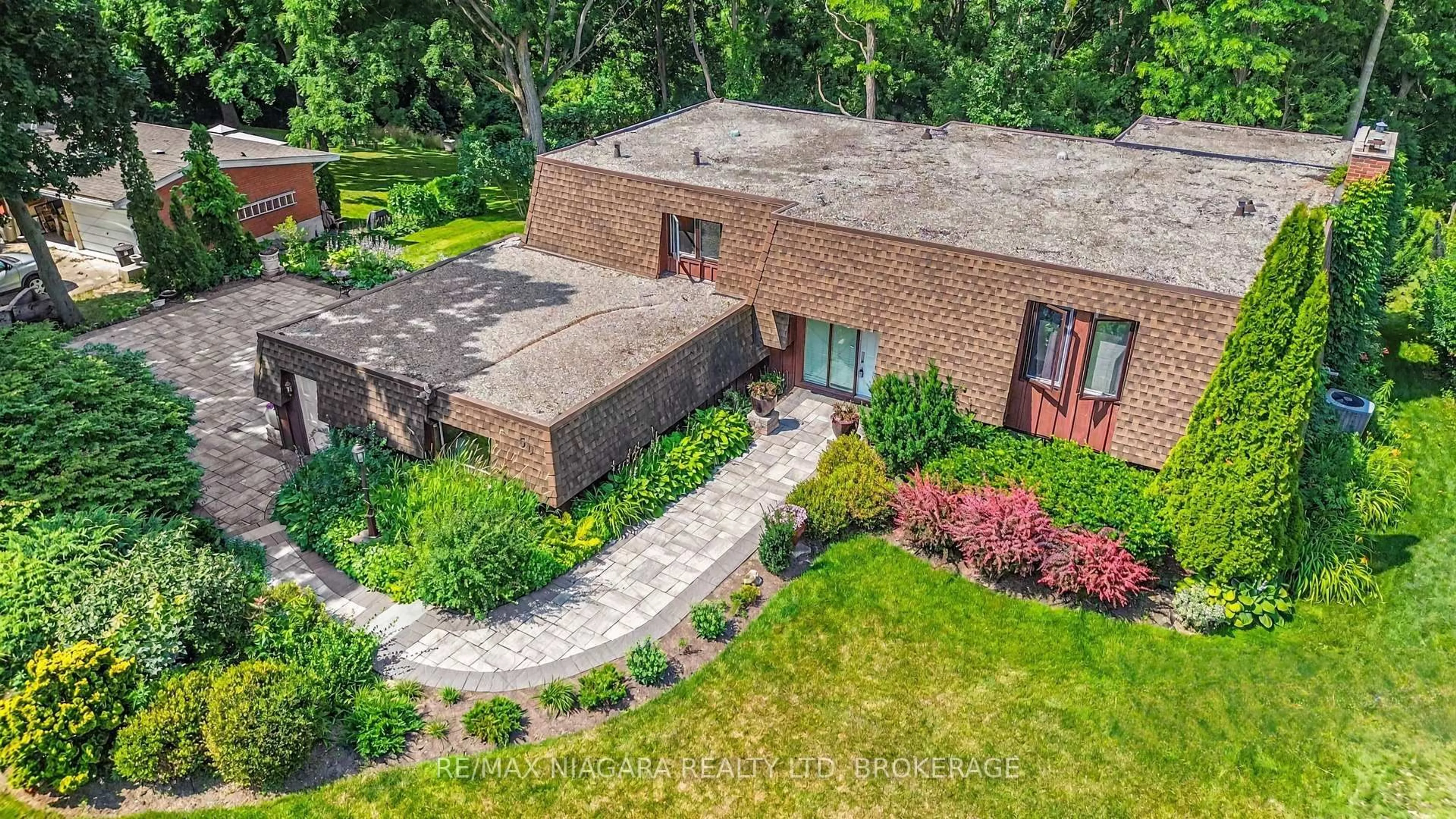 A pic from outside/outdoor area/front of a property/back of a property/a pic from drone, street for 50 Melrose Dr, Niagara-on-the-Lake Ontario L0S 1J0
