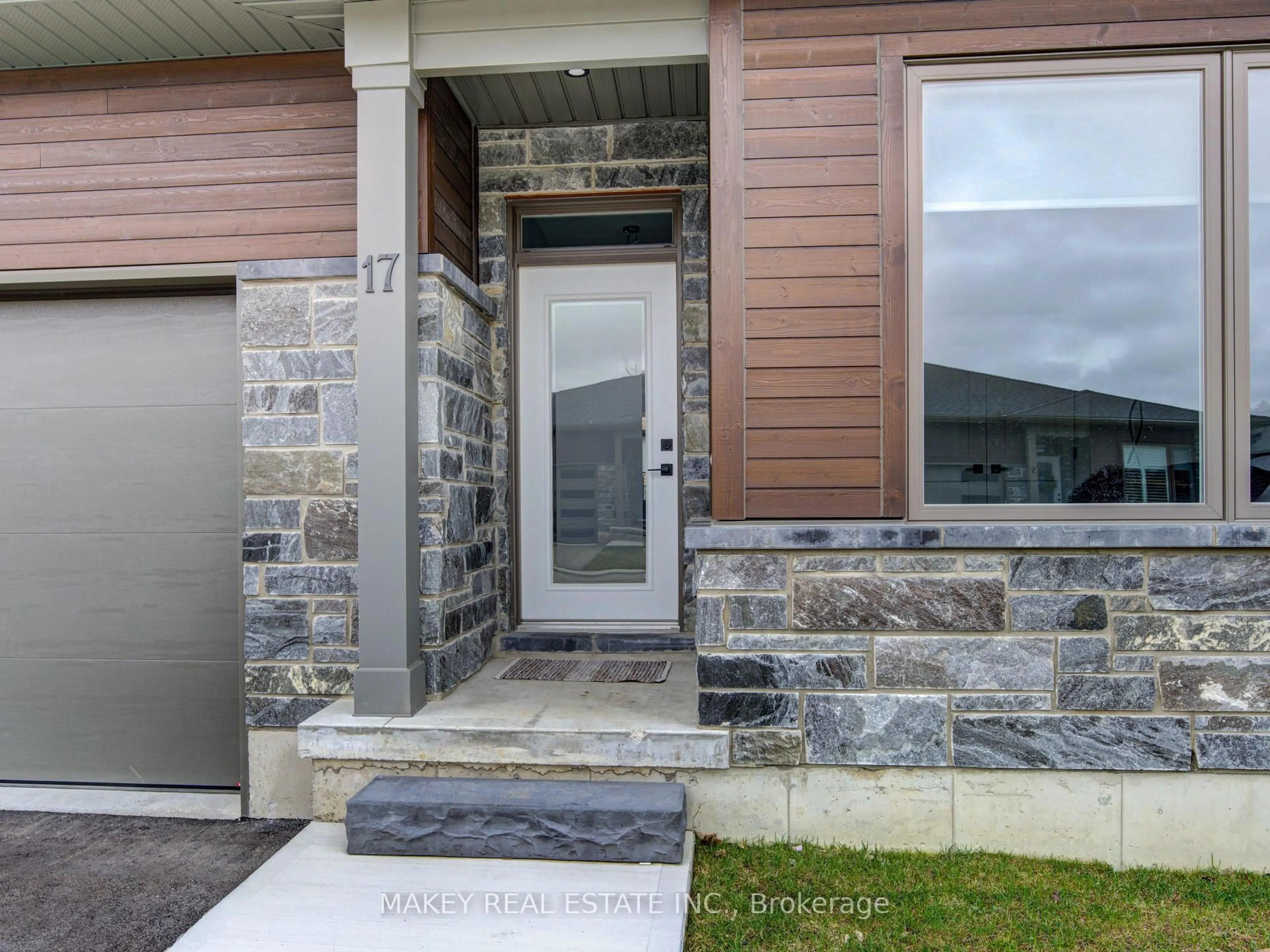 Indoor entryway for 269 Pittock Park Rd #17, Woodstock Ontario N4S 7W2