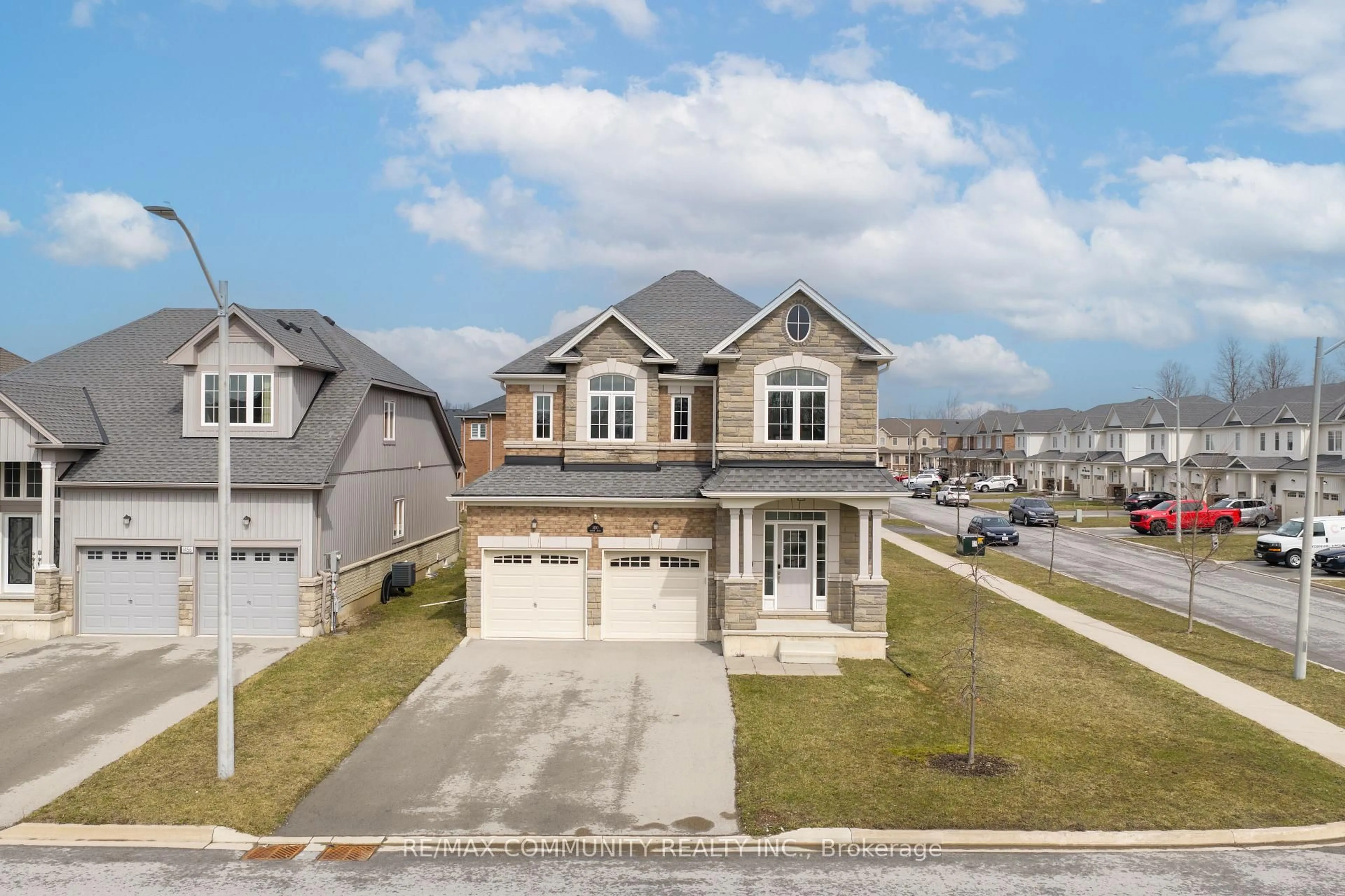 A pic from outside/outdoor area/front of a property/back of a property/a pic from drone, street for 1450 Sharon Dr, Fort Erie Ontario L2A 0C8