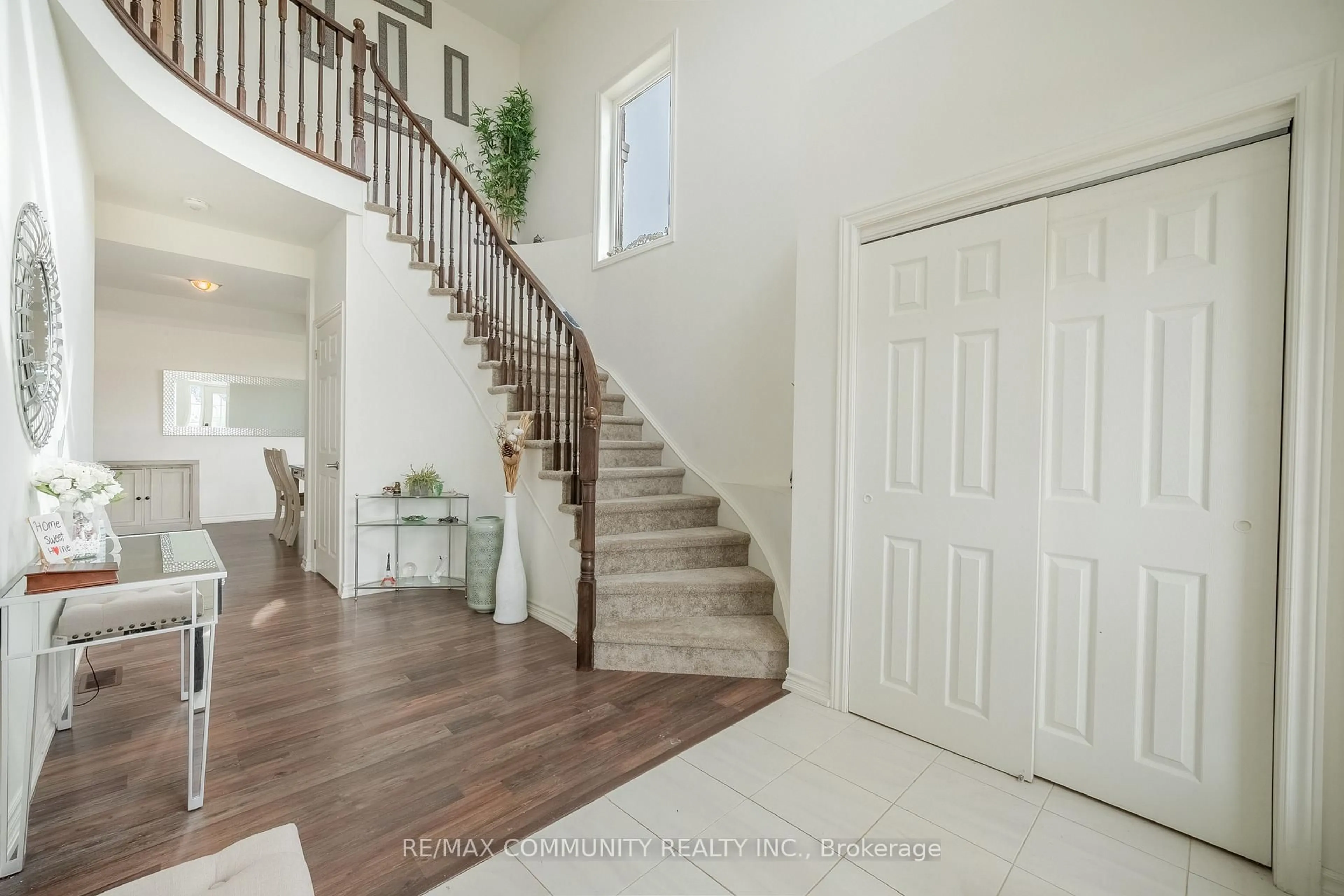 Indoor entryway for 1450 Sharon Dr, Fort Erie Ontario L2A 0C8