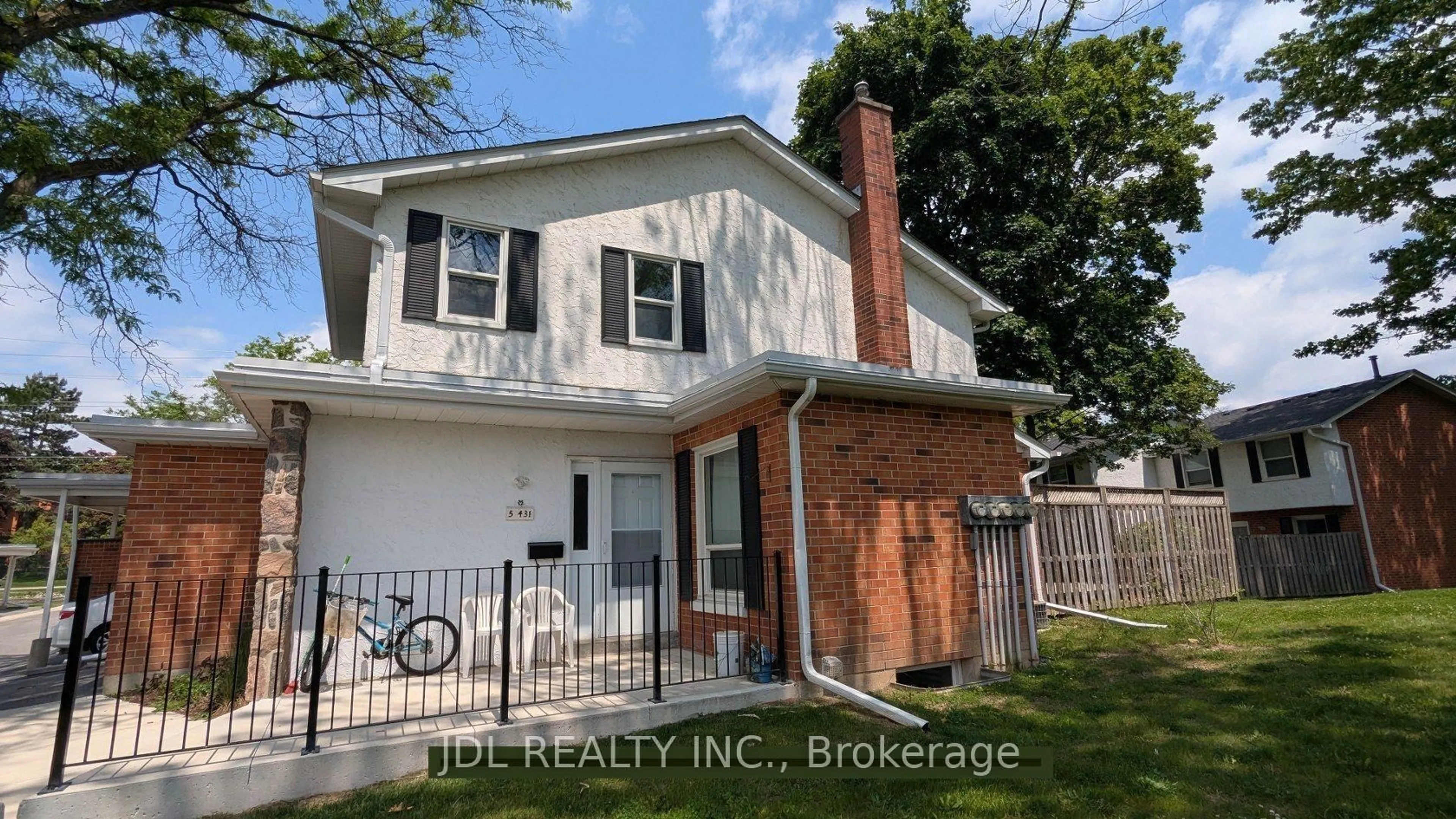 Home with brick exterior material, street for 431 Keats Way #5, Waterloo Ontario N2L 5S7