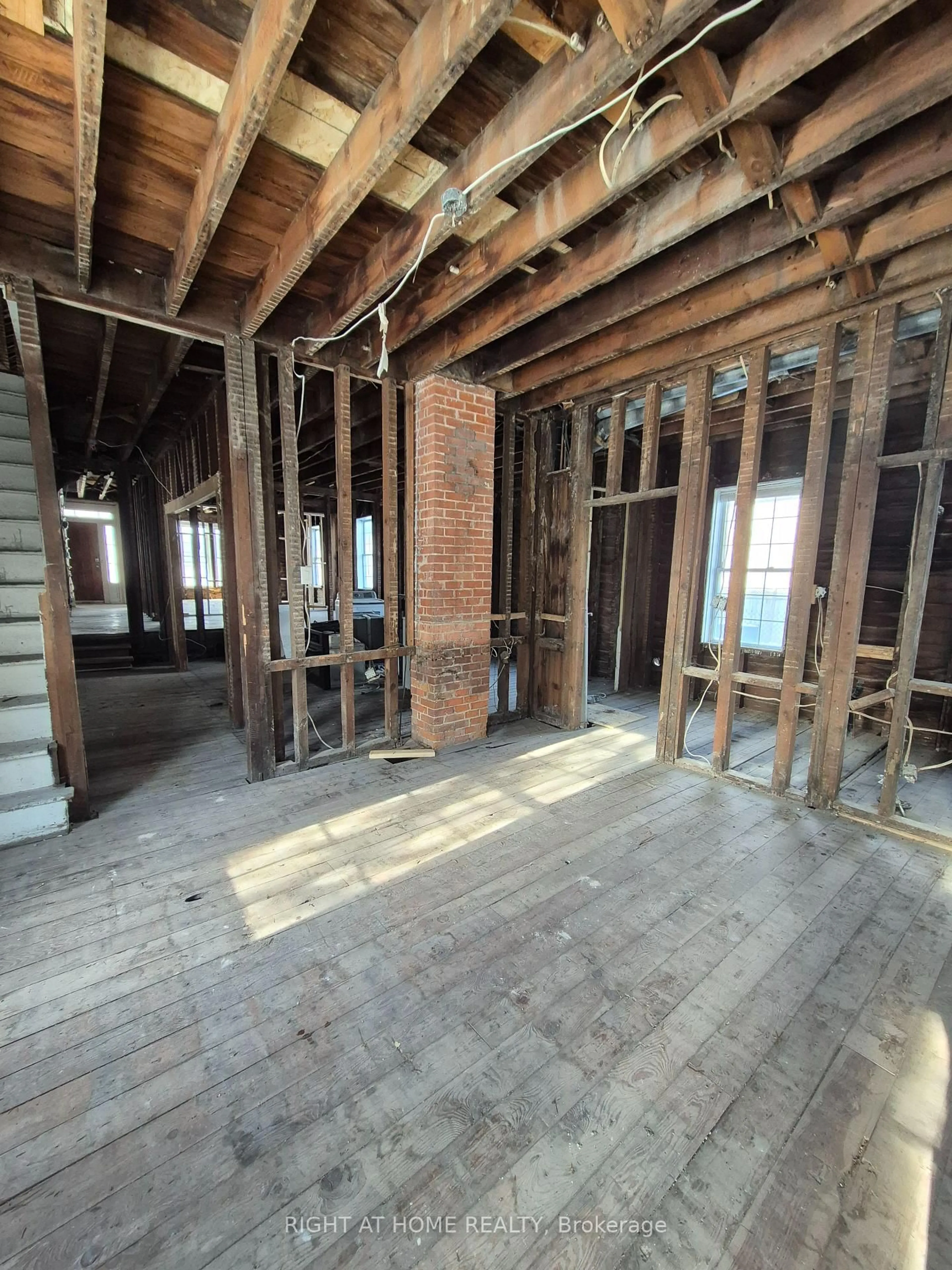 A pic of a room for 18 Merritt St, St. Catharines Ontario L2T 1J3