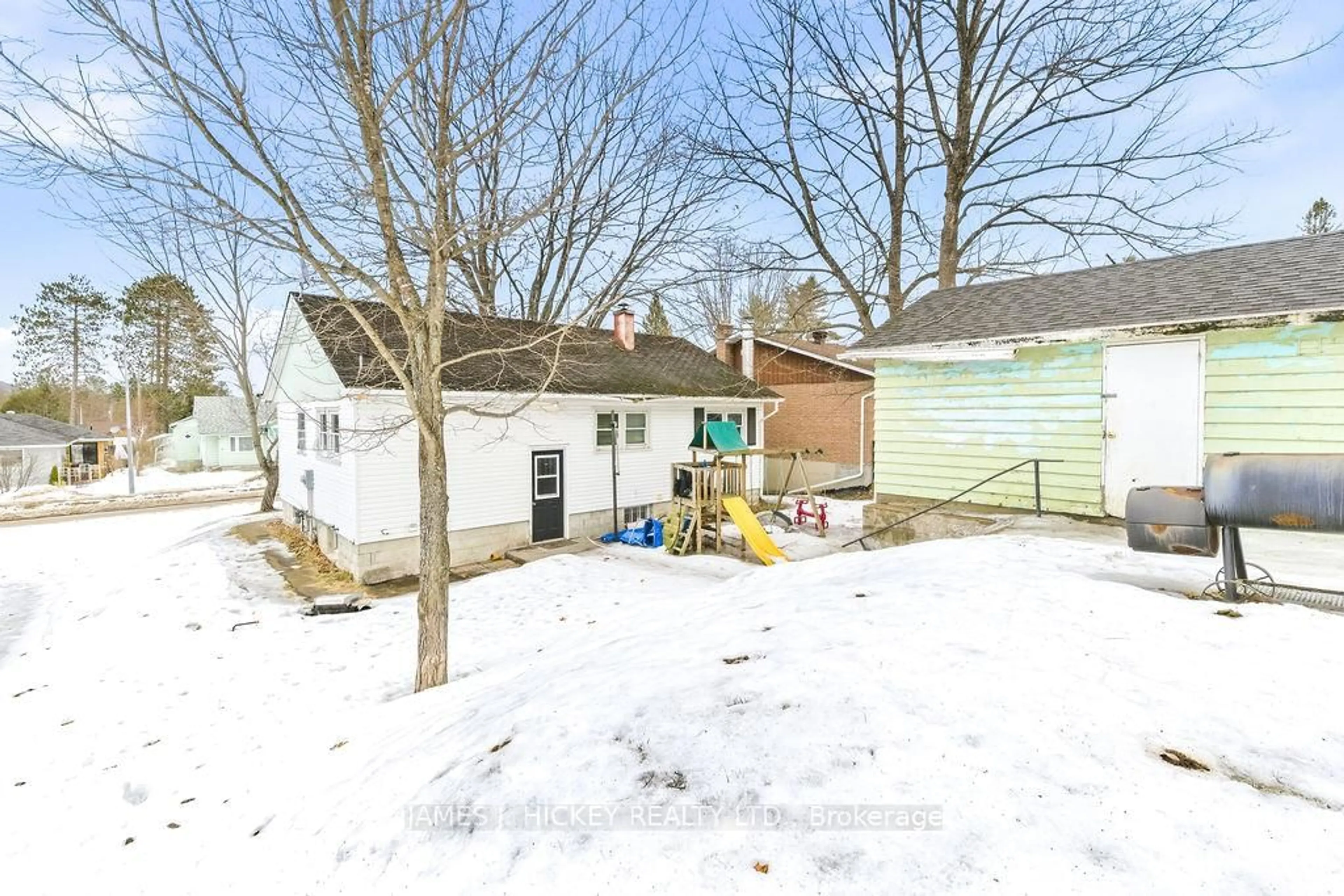 A pic from outside/outdoor area/front of a property/back of a property/a pic from drone, street for 18 Summit St, Deep River Ontario K0J 1P0