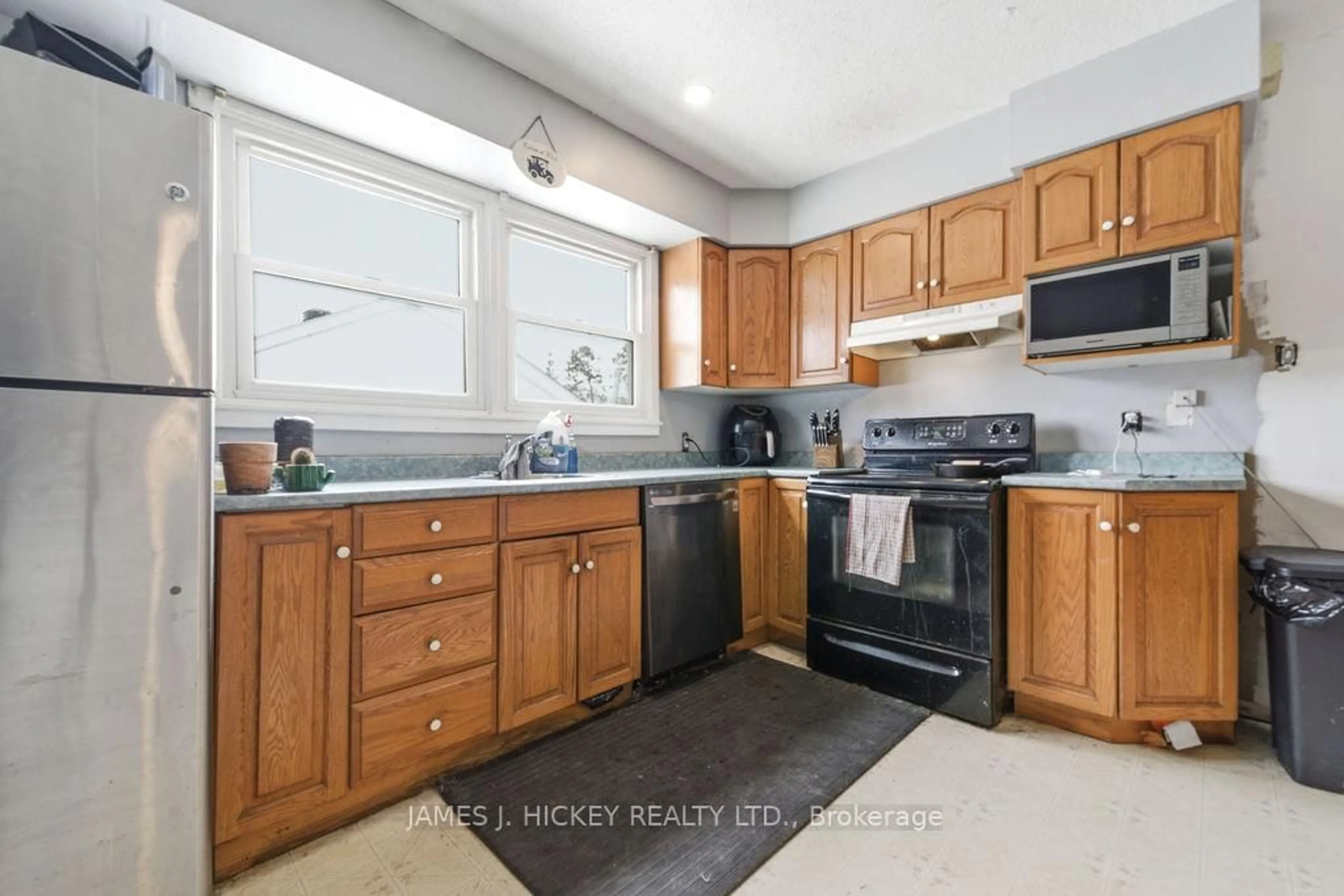 Standard kitchen, ceramic/tile floor for 18 Summit St, Deep River Ontario K0J 1P0