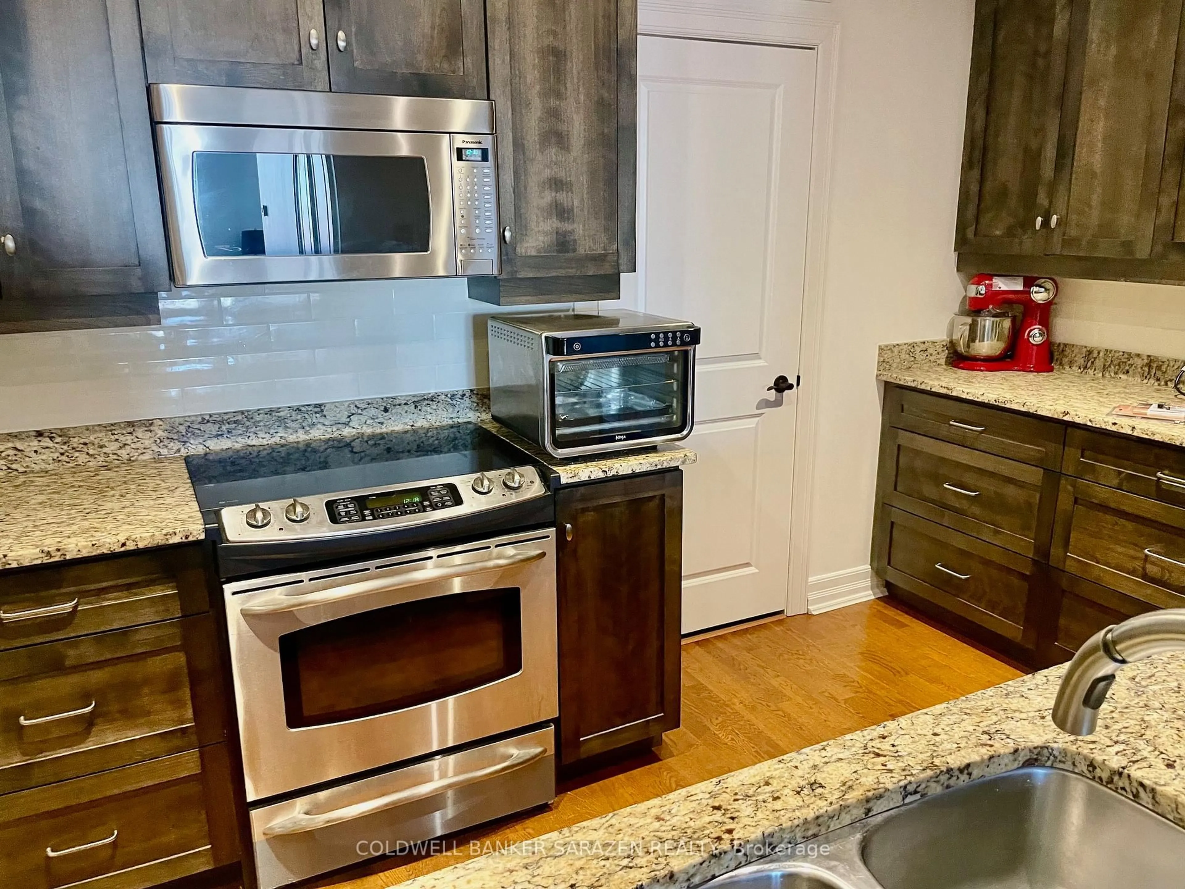 Open concept kitchen, wood/laminate floor for 320 Mcleod St #701, Ottawa Ontario K2P 1A3