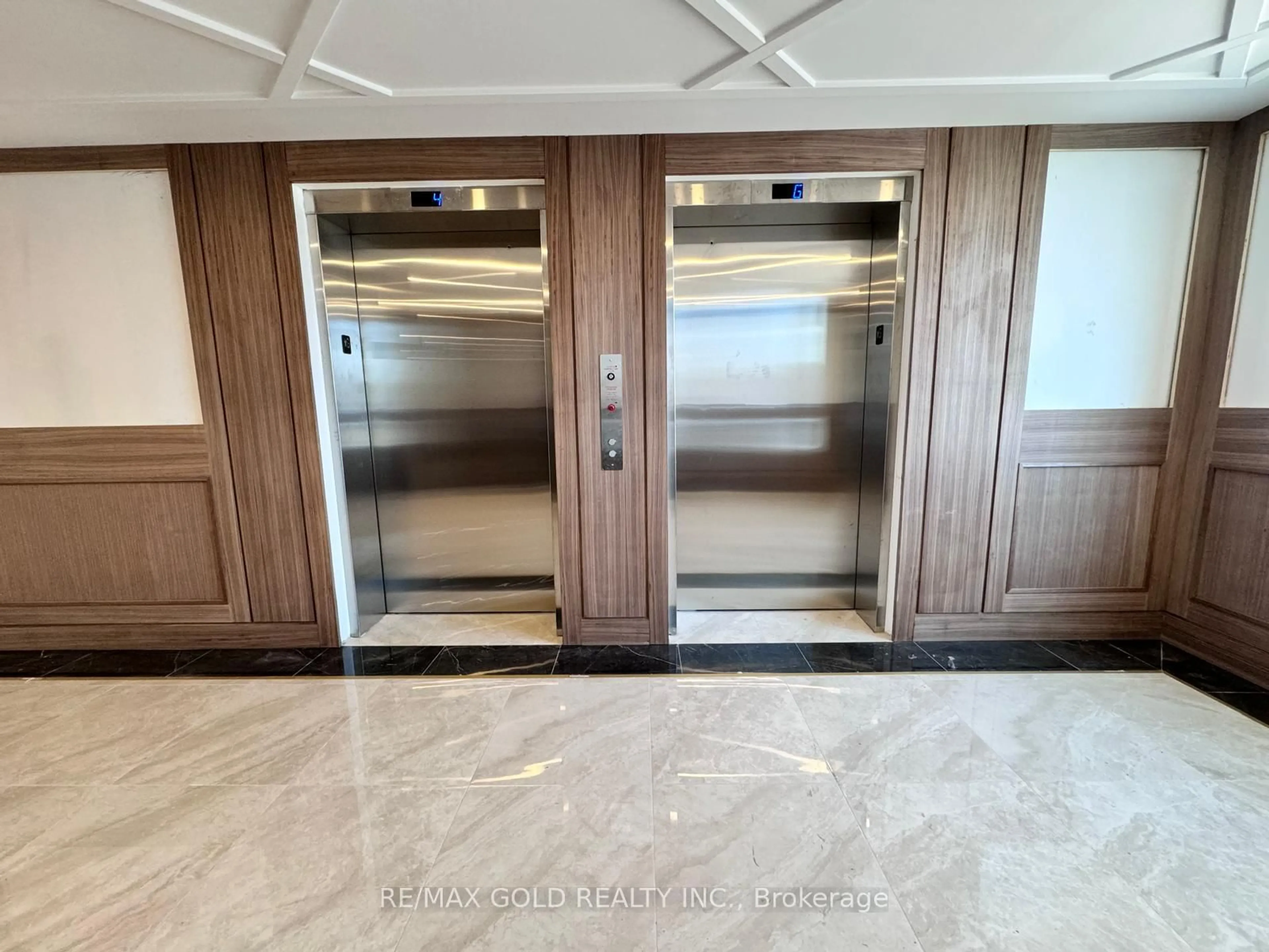 Indoor foyer for 7549 Kalar Rd #314, Niagara Falls Ontario L2H 2Y6