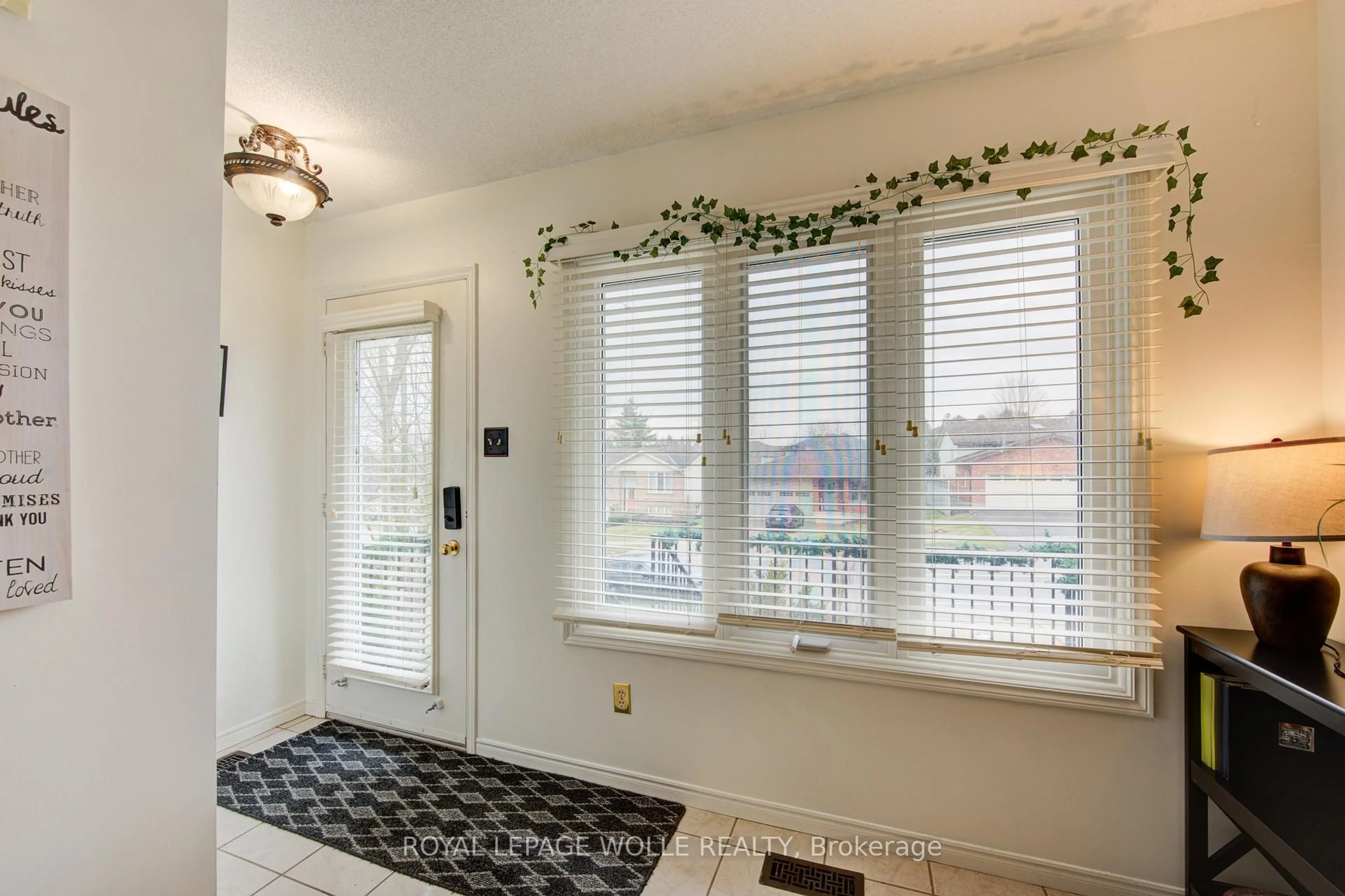 Indoor entryway for 611 Springbank Ave, Woodstock Ontario N4T 1C9