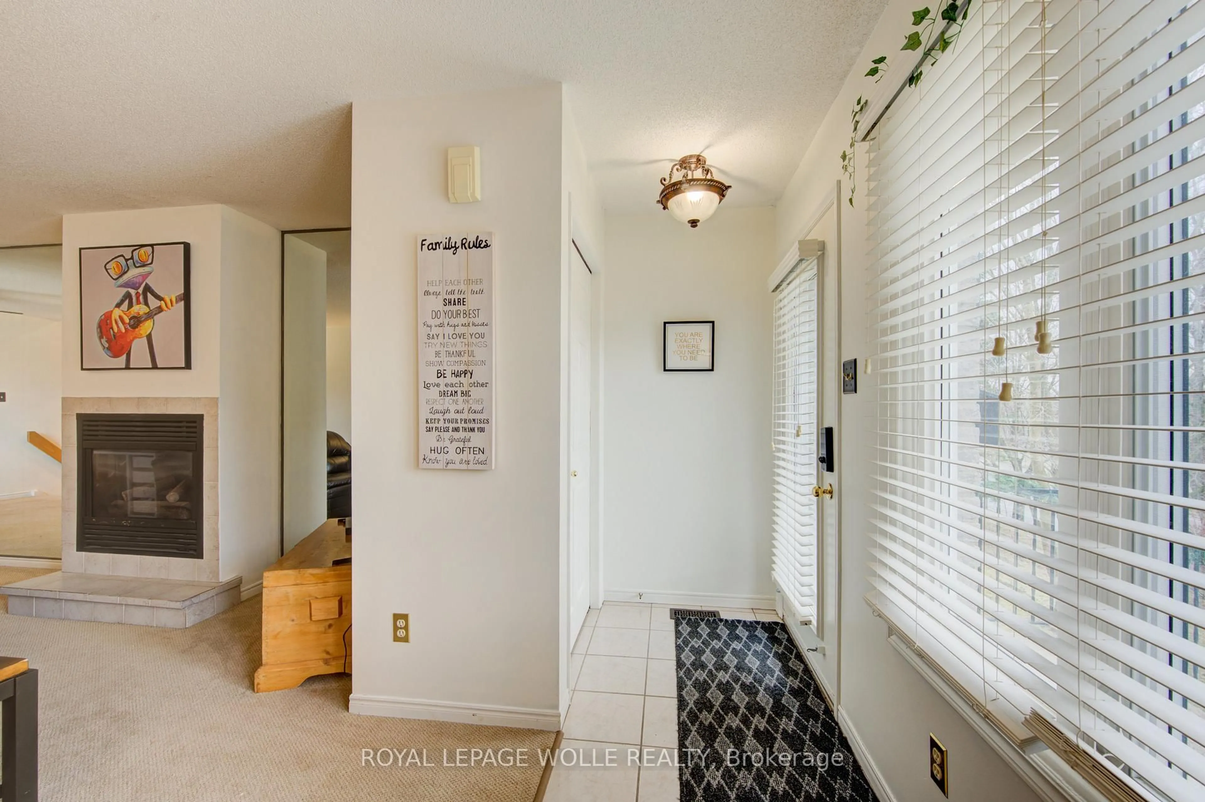 Indoor entryway for 611 Springbank Ave, Woodstock Ontario N4T 1C9