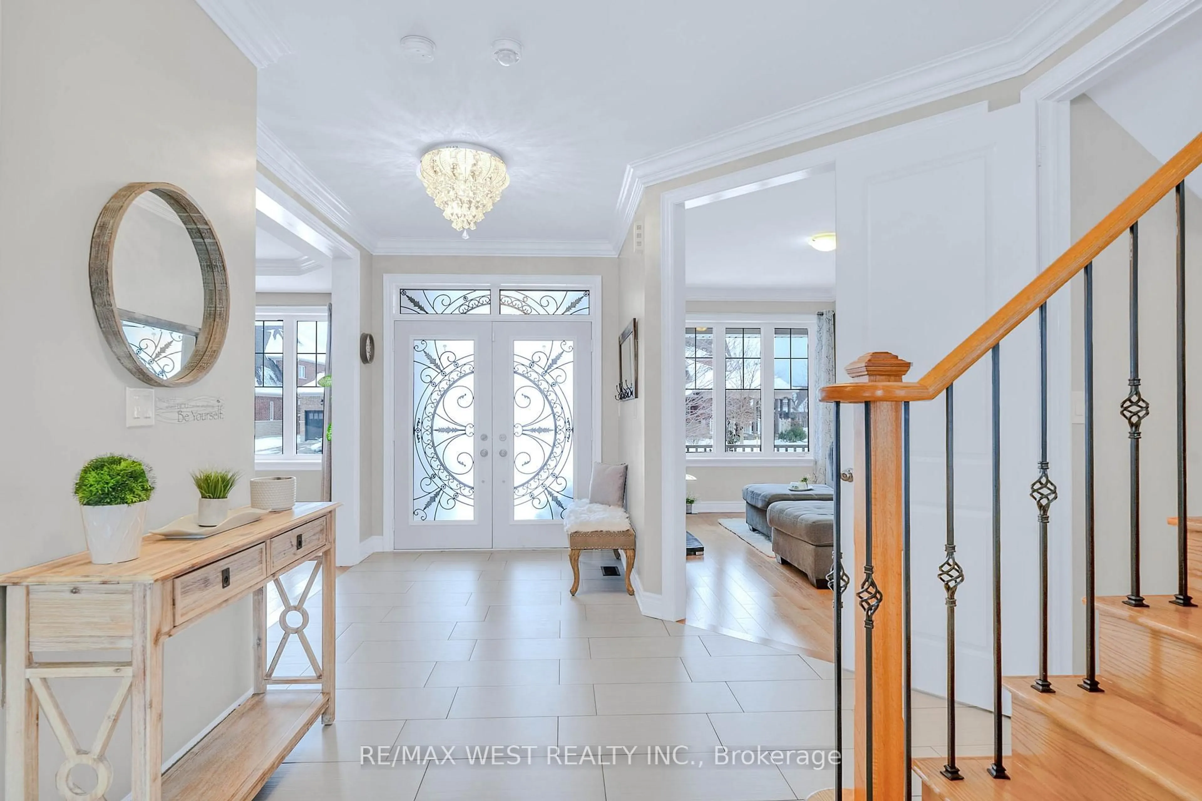 Indoor entryway for 20 Anderson Ave, Mono Ontario L9W 2Z2