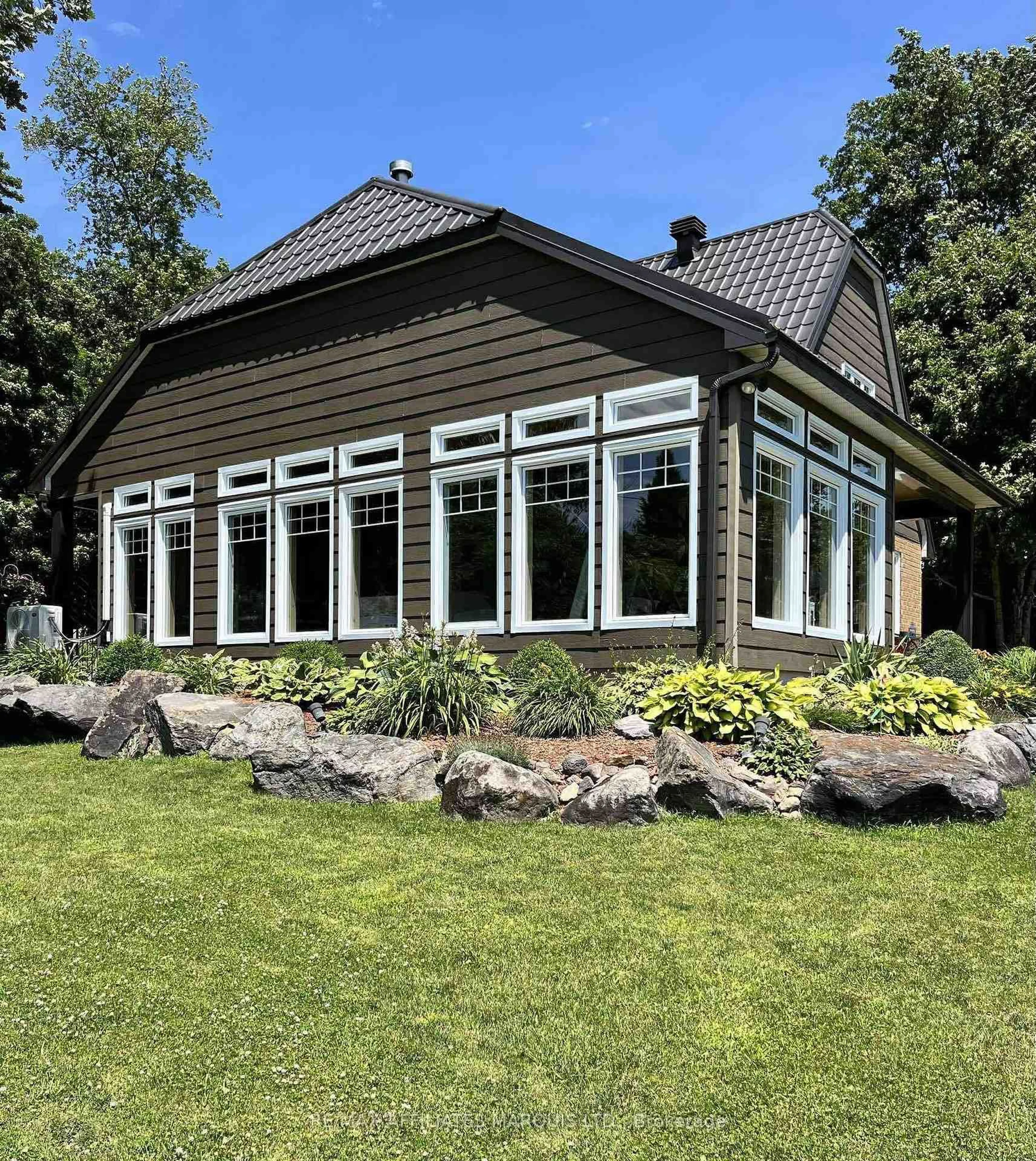 Home with vinyl exterior material, building for 18833 Paragon Rd, South Glengarry Ontario K6H 5R5