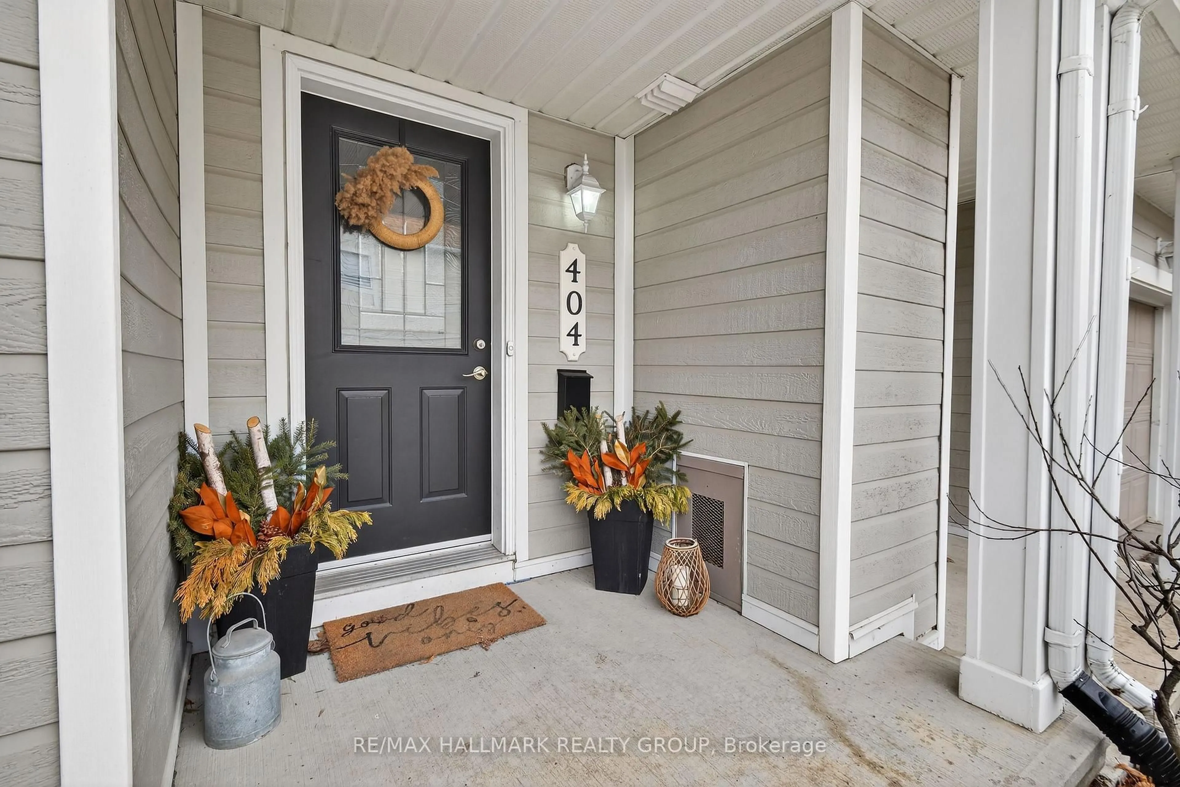 Indoor entryway for 404 Hillsboro Private #74, Kanata Ontario K2M 3B2